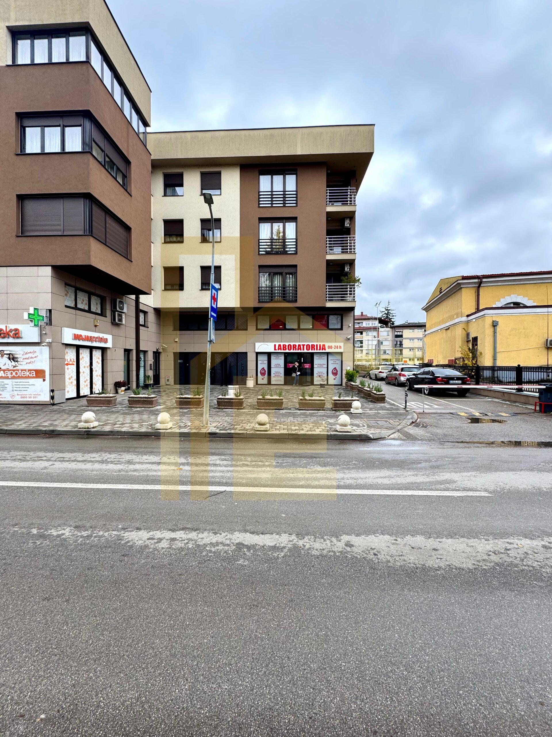 Na prodaju garažno mjesto sa ostavom u centru grada slika 2