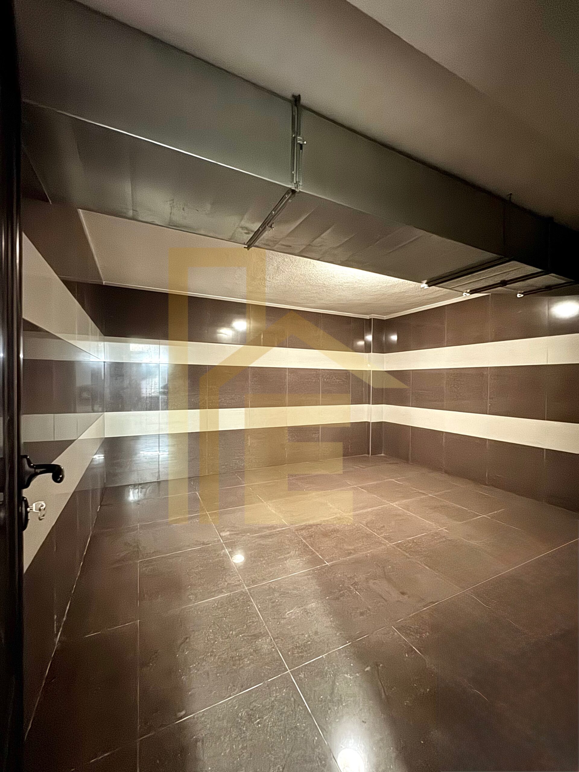 Na prodaju garažno mjesto sa ostavom u centru grada slika 8