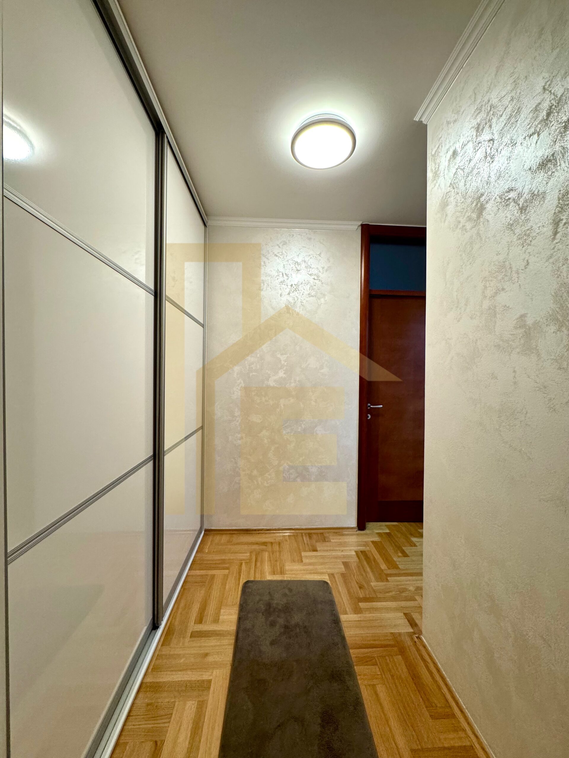 Iznajmljujemo moderan dvosoban, naselje Nova Varoš slika 13