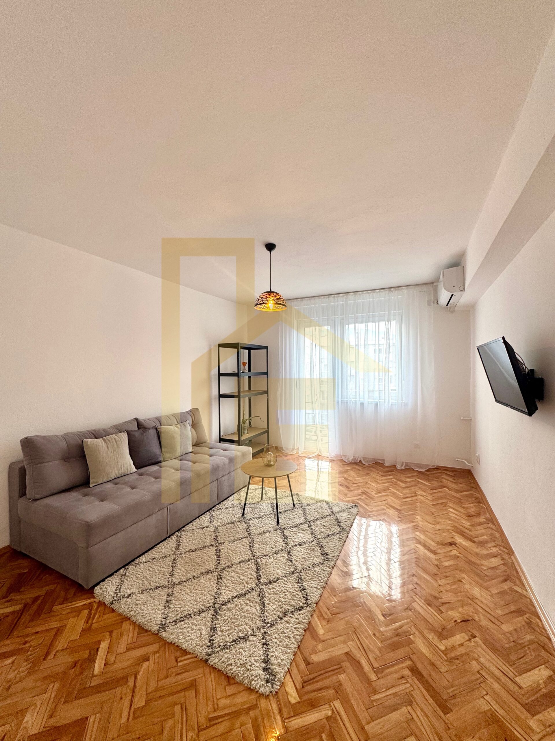 Iznajmljujemo prostran dvosoban stan, naselje Centar slika 2