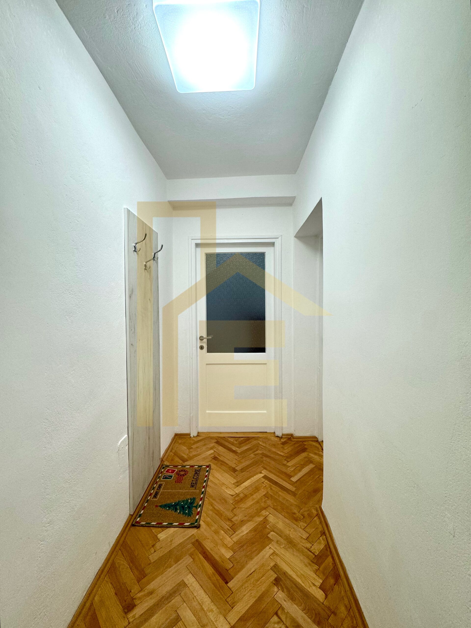 Iznajmljujemo prostran dvosoban stan, naselje Centar slika 4