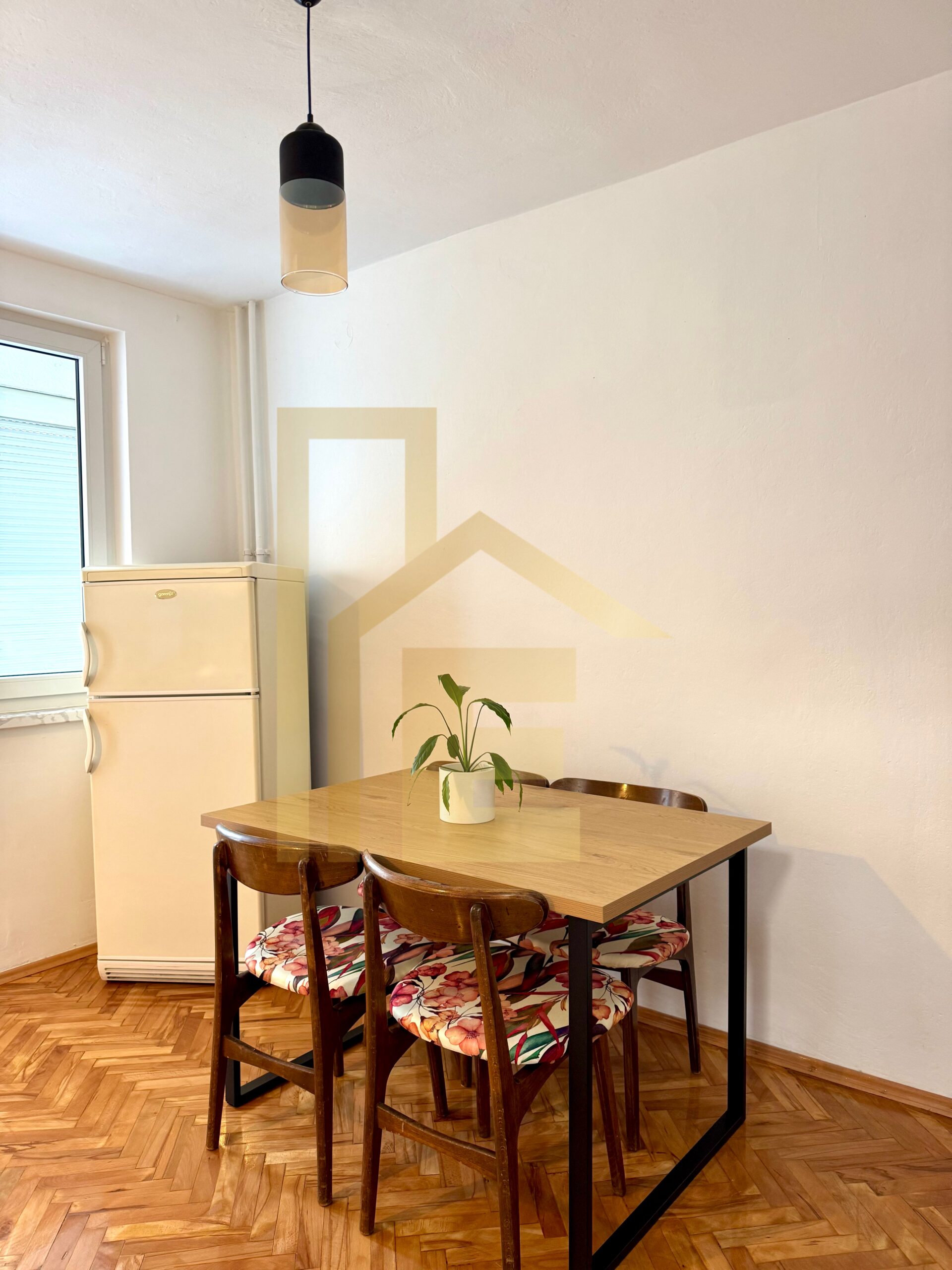 Iznajmljujemo prostran dvosoban stan, naselje Centar slika 7