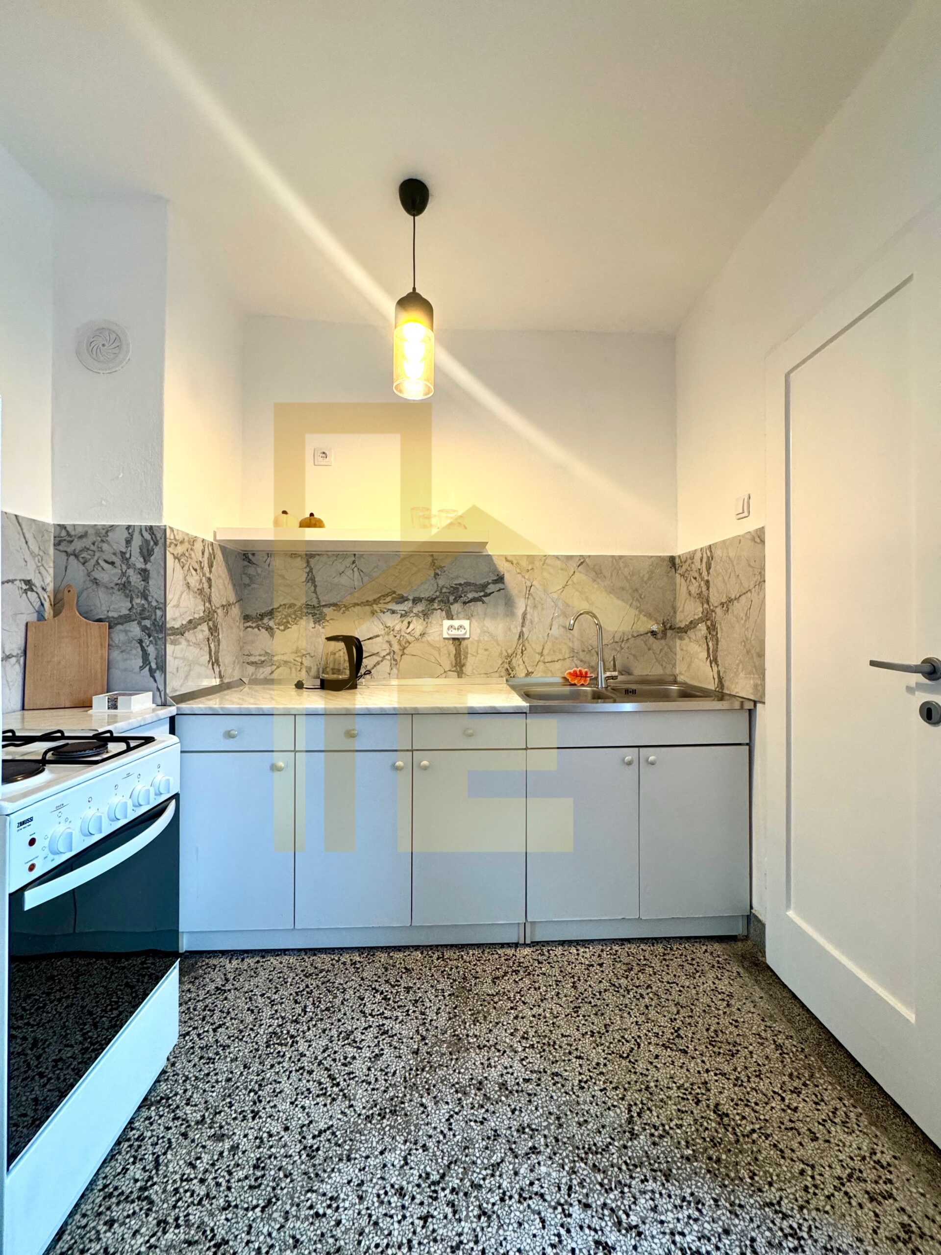 Iznajmljujemo prostran dvosoban stan, naselje Centar slika 9