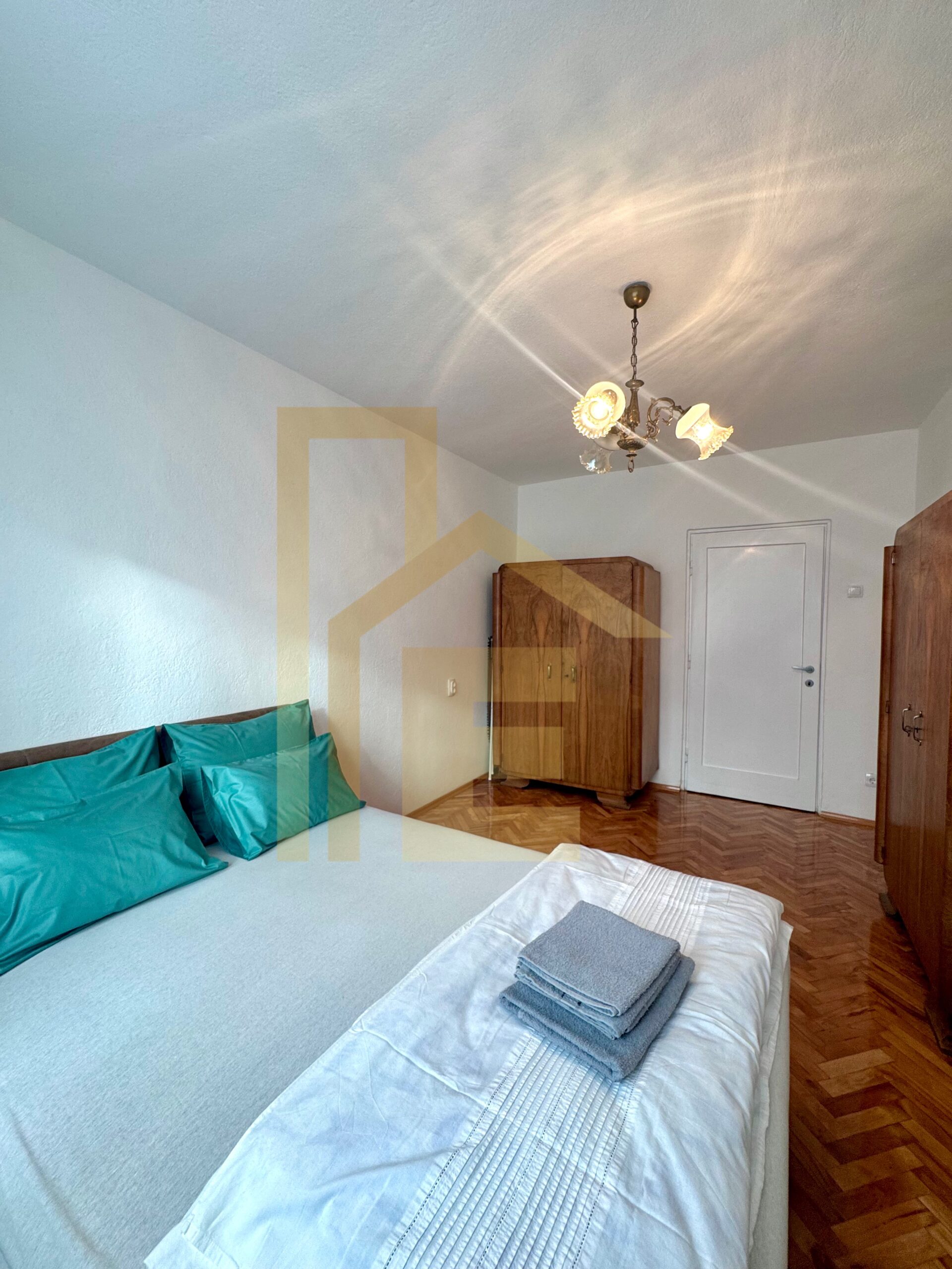 Iznajmljujemo prostran dvosoban stan, naselje Centar slika 14