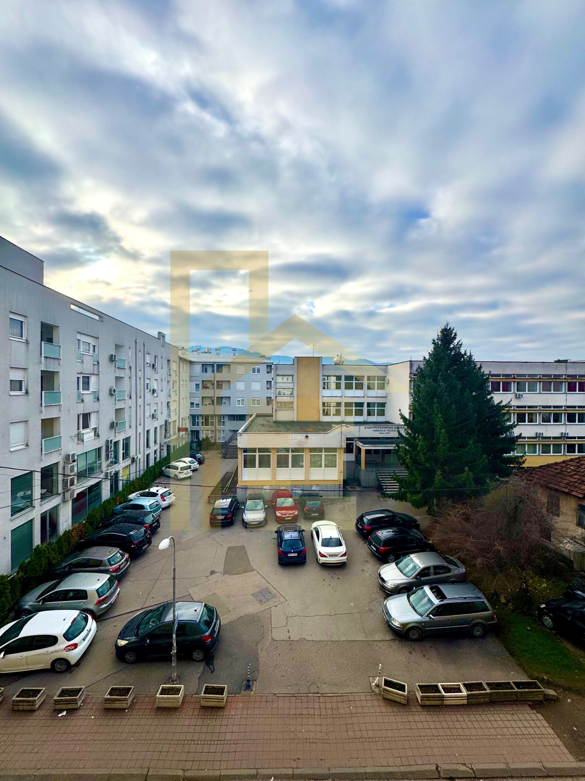 Iznajmljujemo prostran dvosoban stan, naselje Centar slika 18