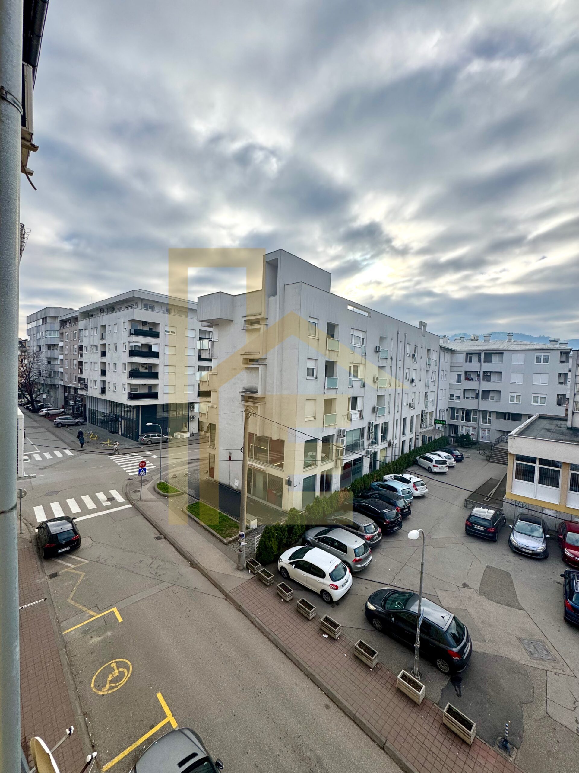 Iznajmljujemo prostran dvosoban stan, naselje Centar slika 17