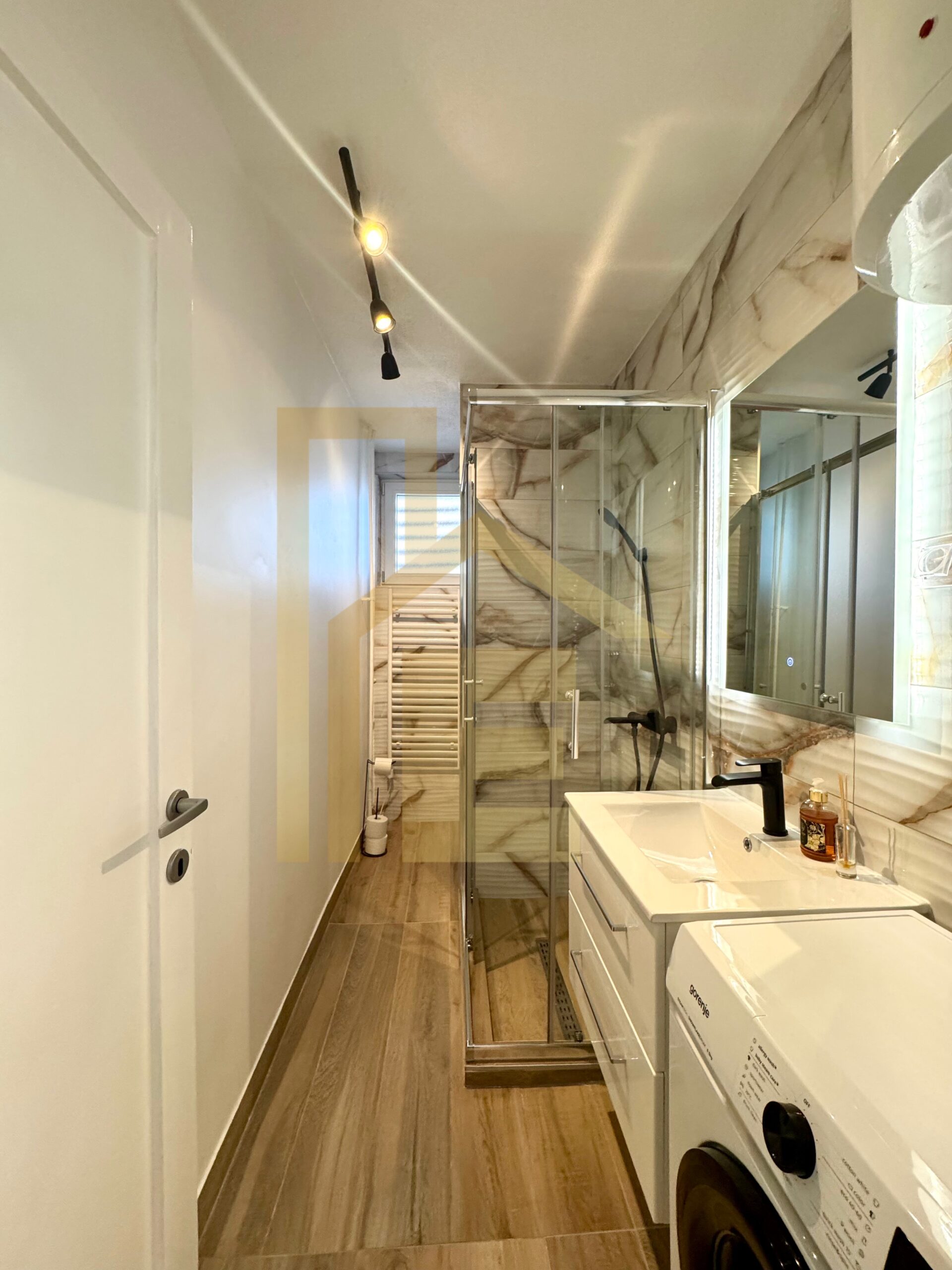 Iznajmljujemo prostran dvosoban stan, naselje Centar slika 19