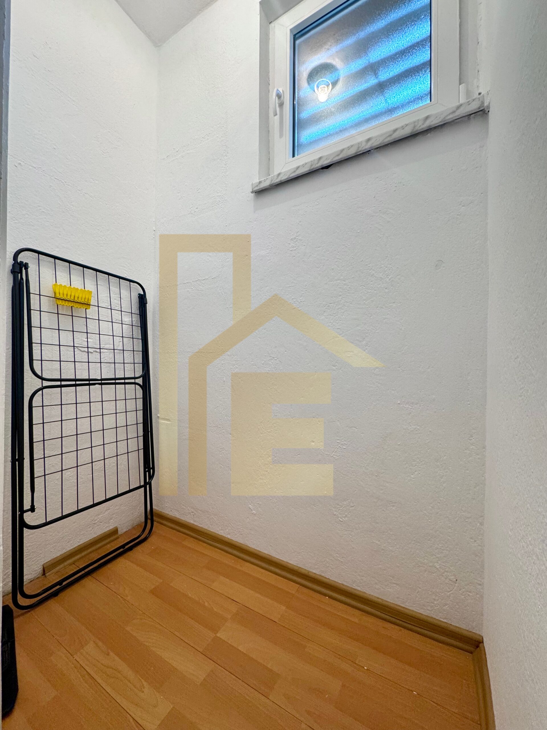 Iznajmljujemo prostran dvosoban stan, naselje Centar slika 20