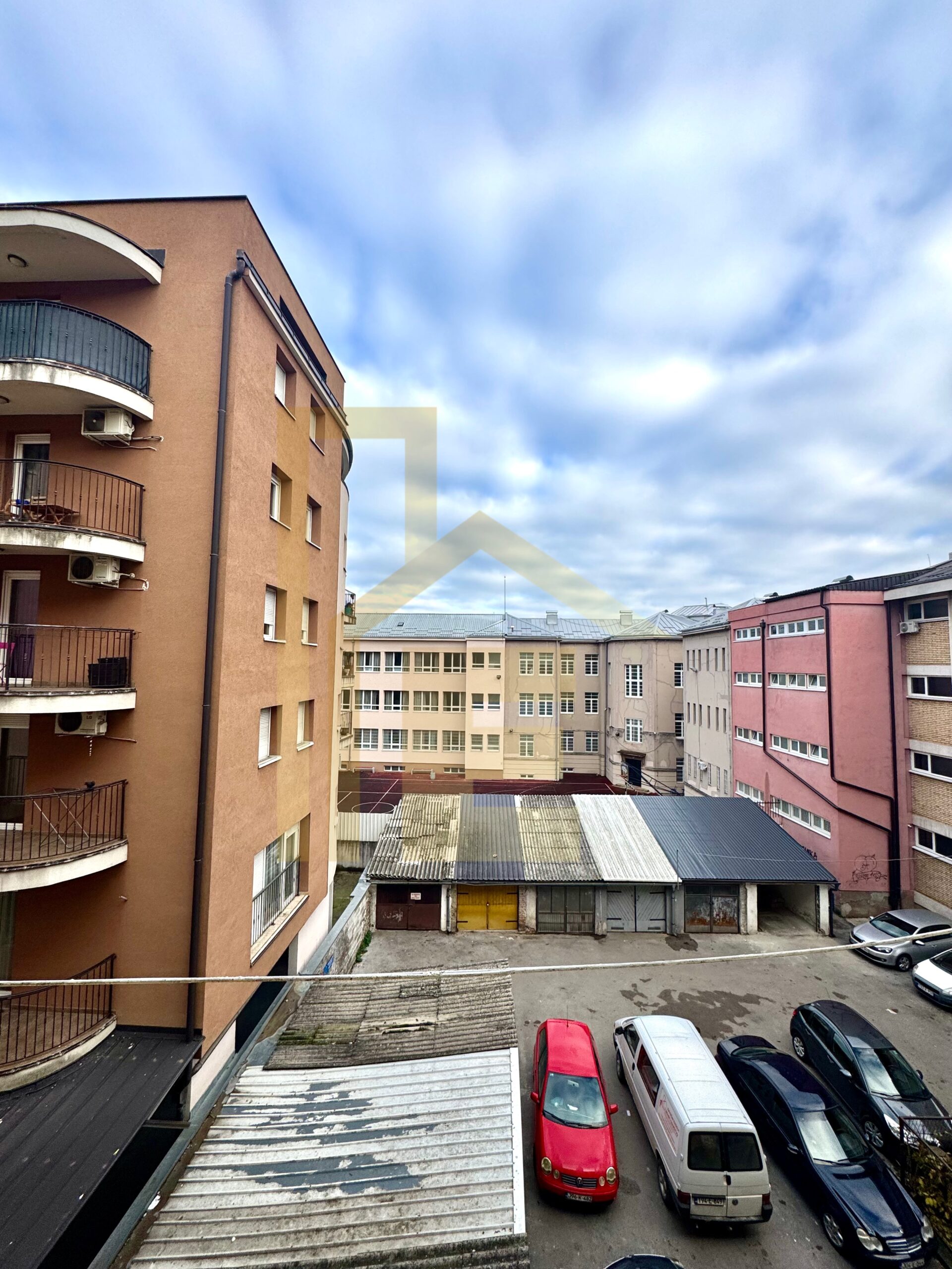 Iznajmljujemo prostran dvosoban stan, naselje Centar slika 24