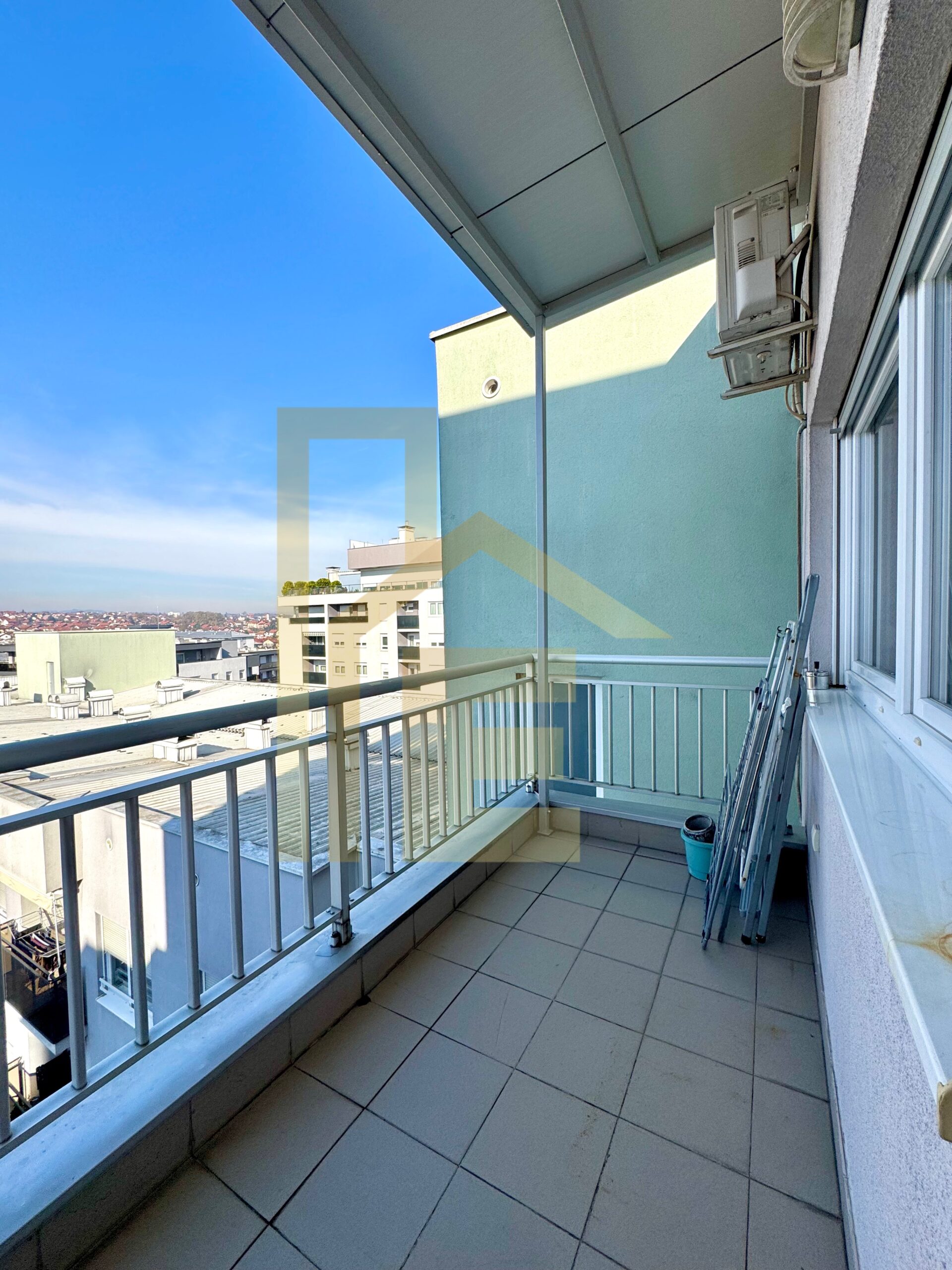 Na prodaju moderan trosoban stan kod kafića Everest slika 8