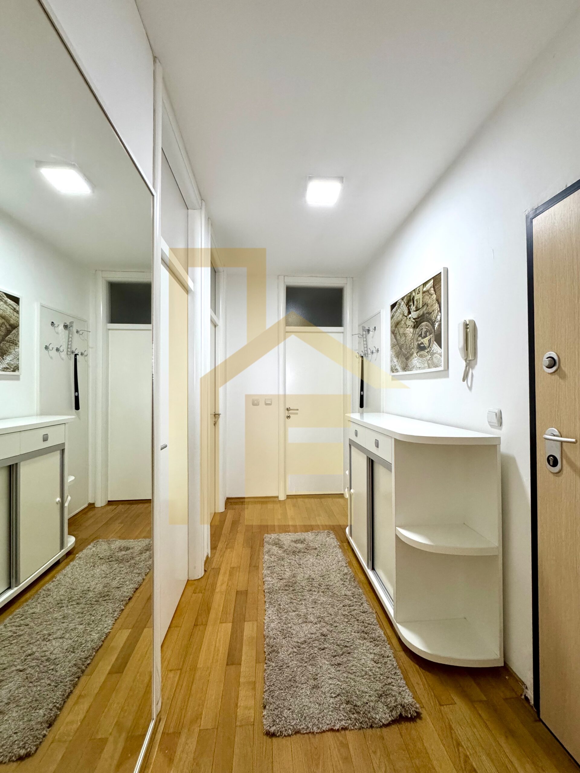 Na prodaju moderan trosoban stan kod kafića Everest slika 10