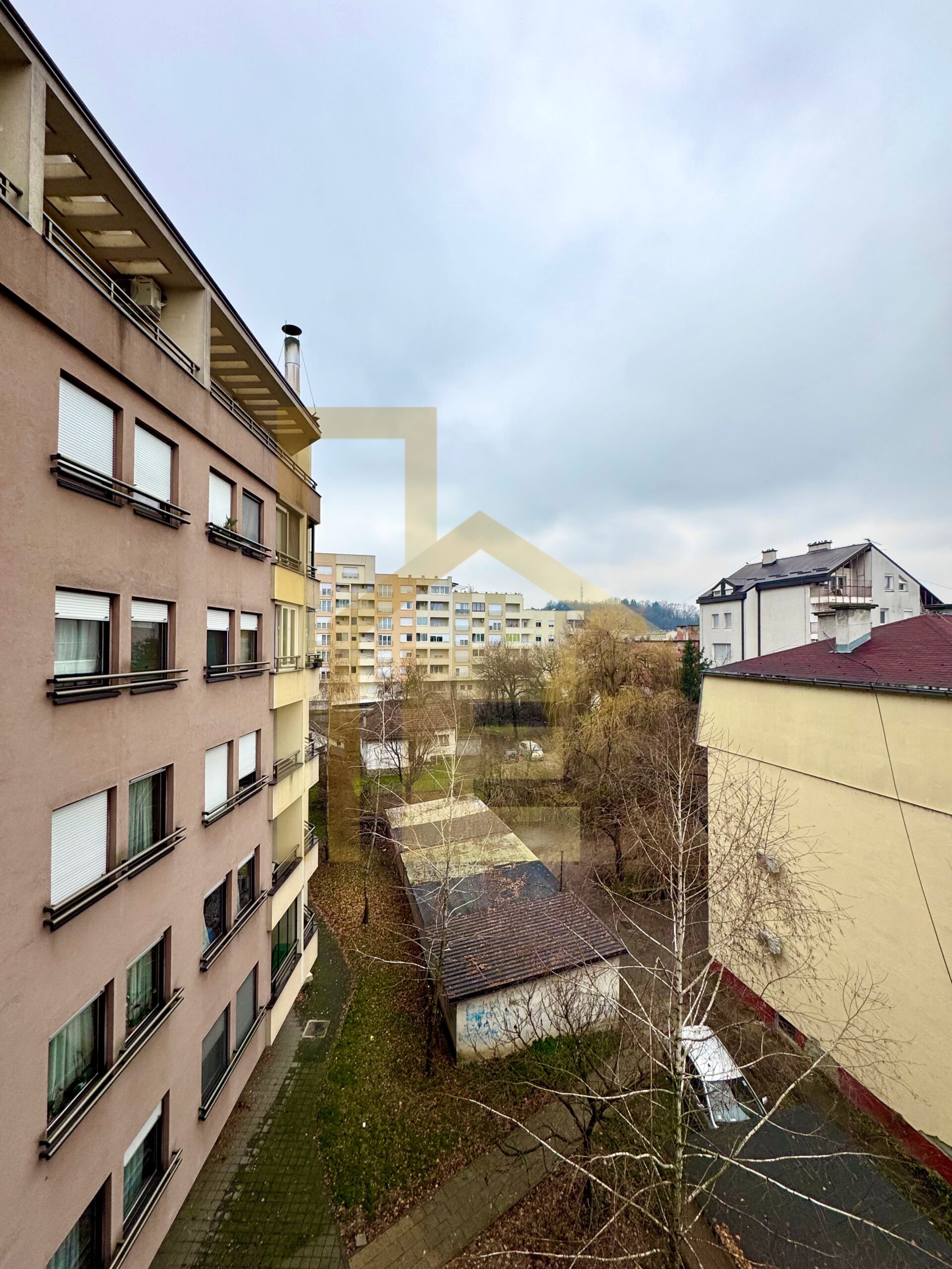 Dvosoban stan sa garažom, naselje Hisete slika 20