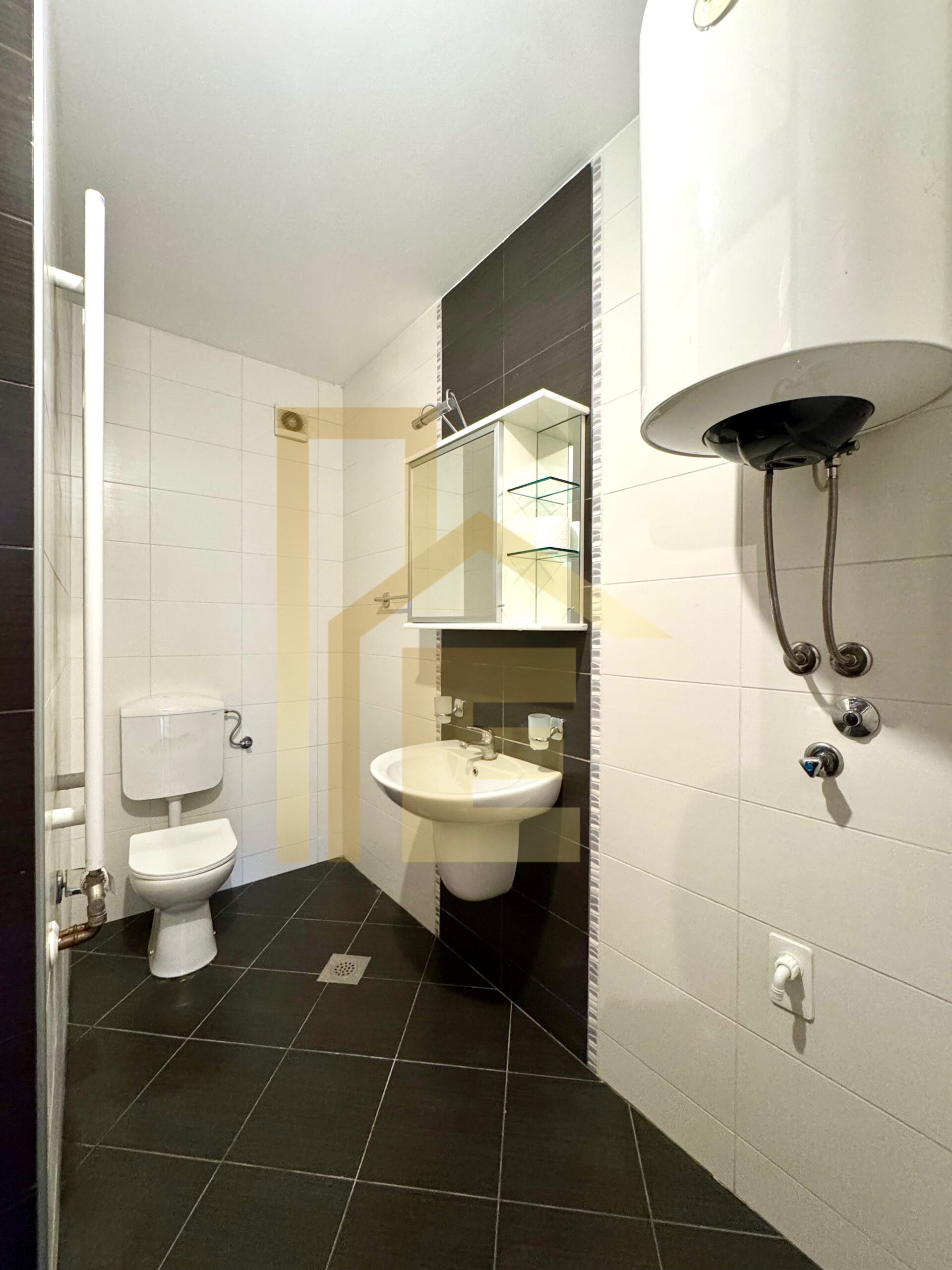 Dvosoban stan sa garažom, naselje Hisete slika 19