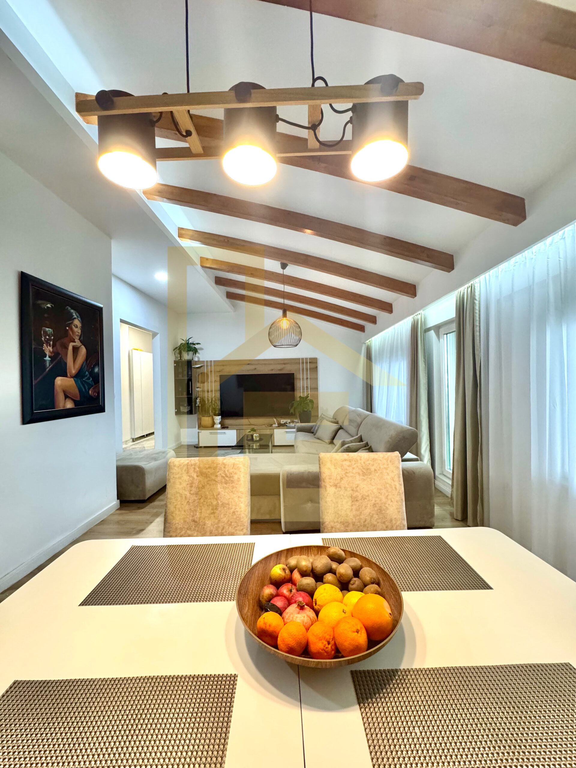 Na prodaju luksuzan trosoban stan u centru grada slika 6