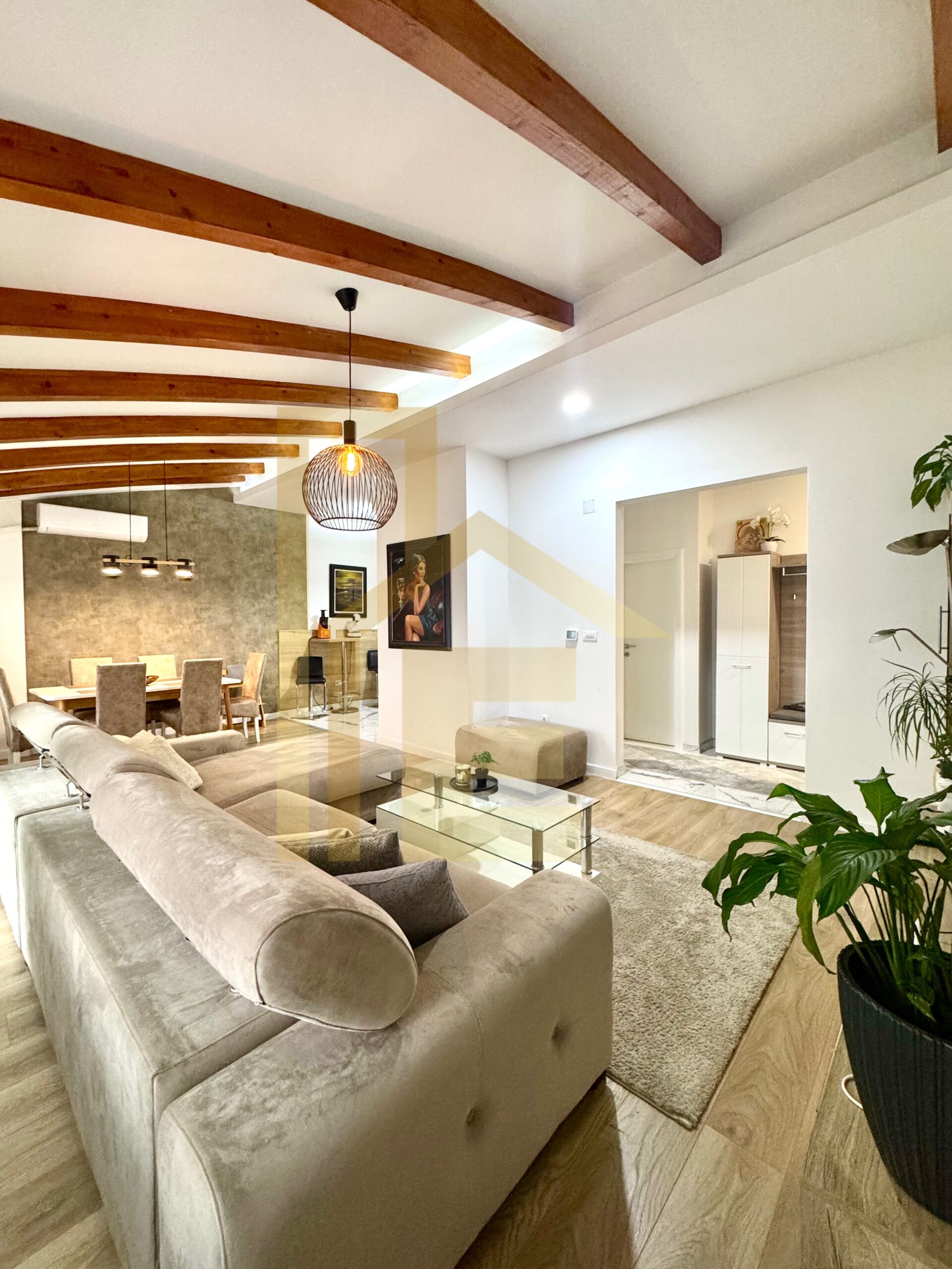 Na prodaju luksuzan trosoban stan u centru grada slika 5