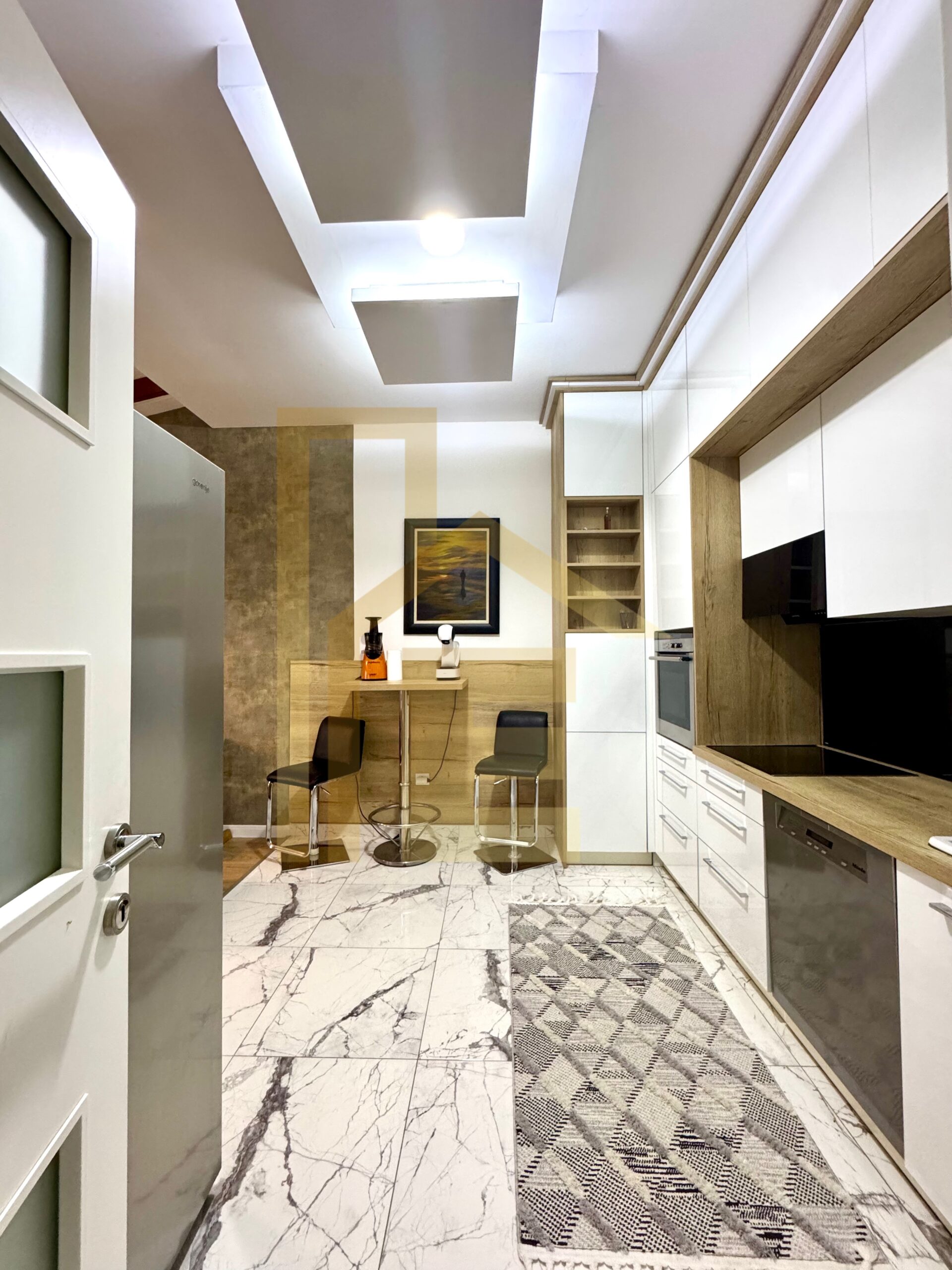 Na prodaju luksuzan trosoban stan u centru grada slika 10