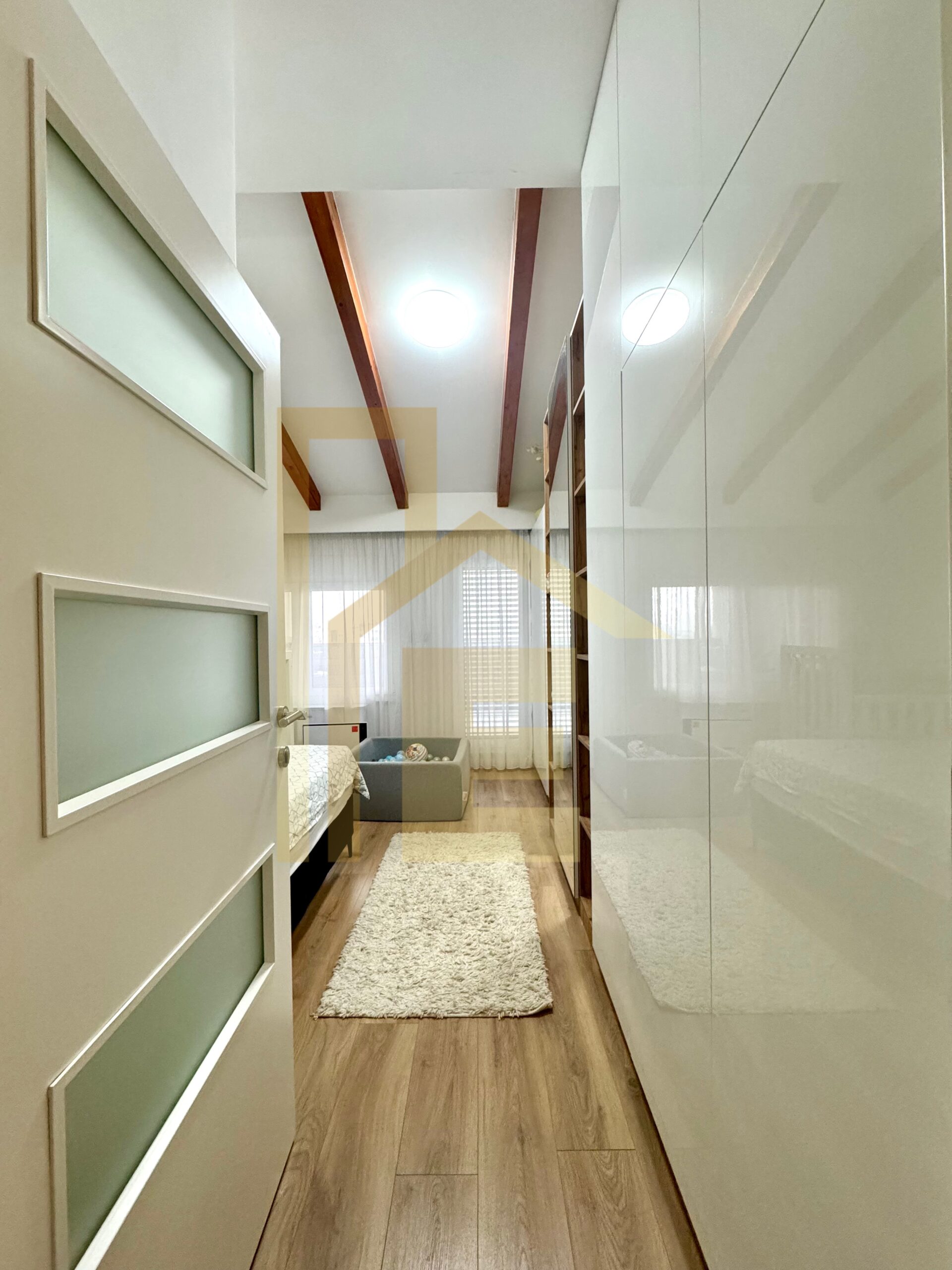 Na prodaju luksuzan trosoban stan u centru grada slika 8