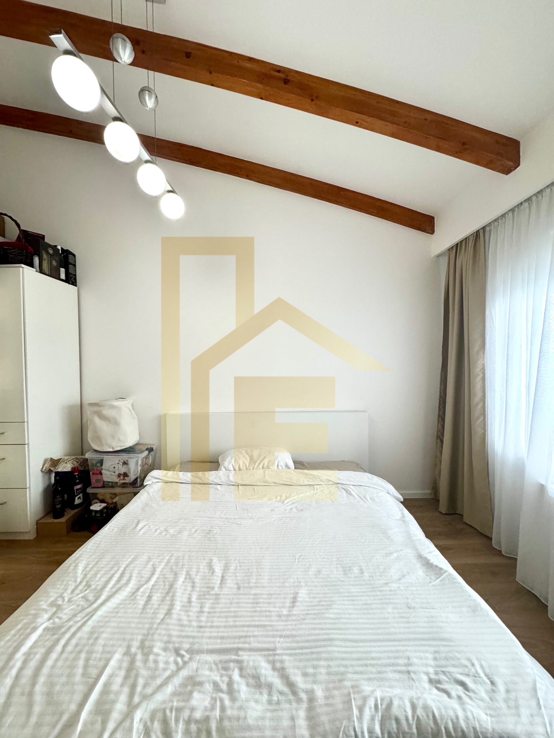 Na prodaju luksuzan trosoban stan u centru grada slika 13