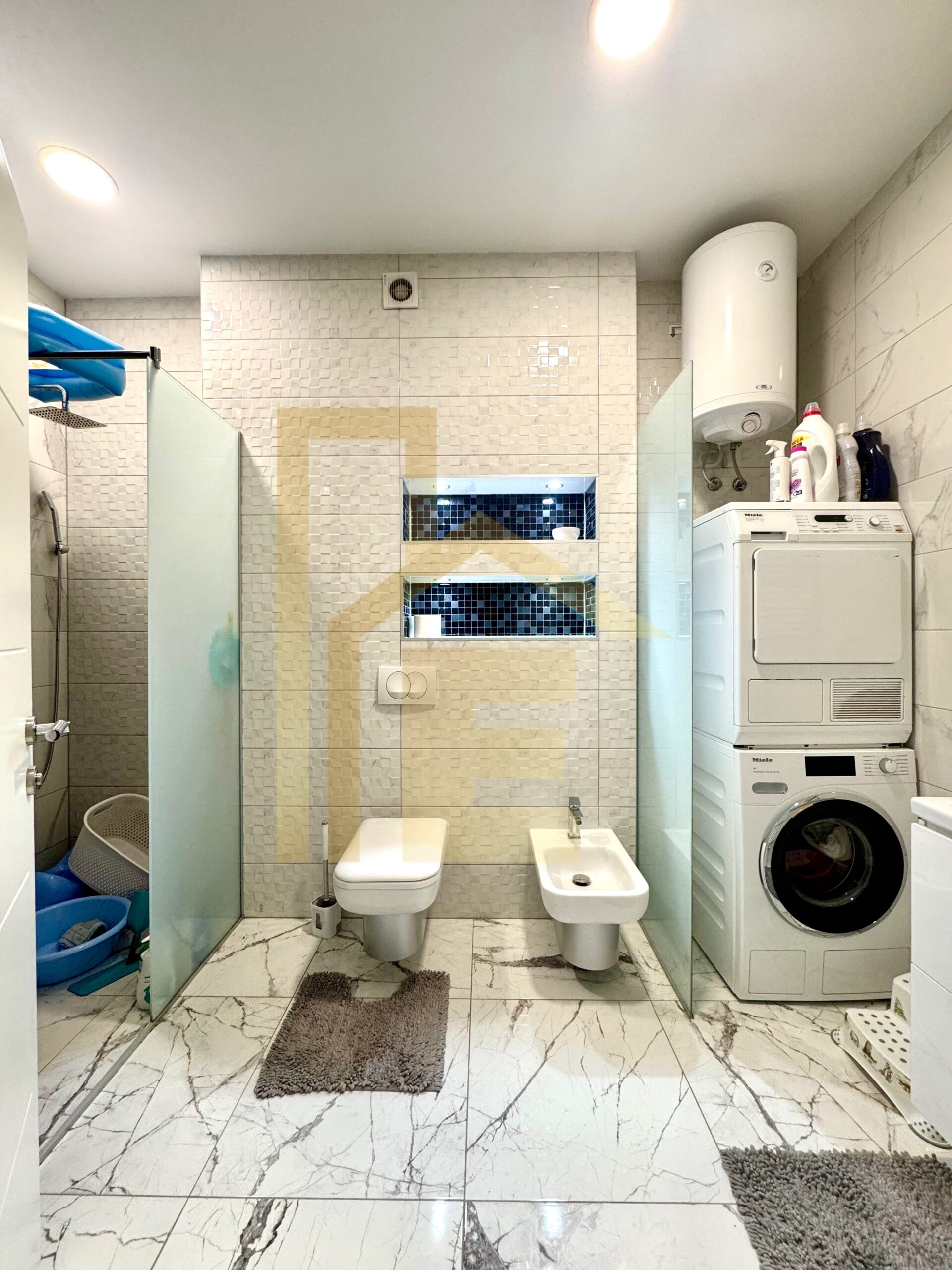 Na prodaju luksuzan trosoban stan u centru grada slika 19