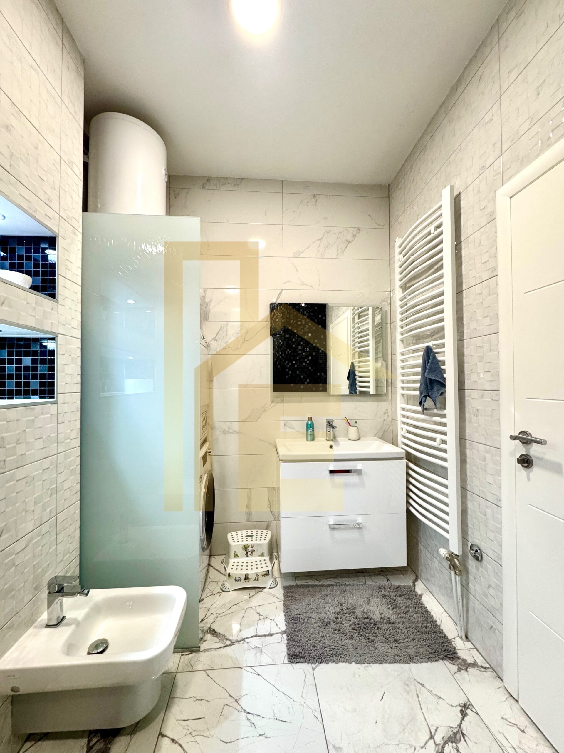 Na prodaju luksuzan trosoban stan u centru grada slika 18