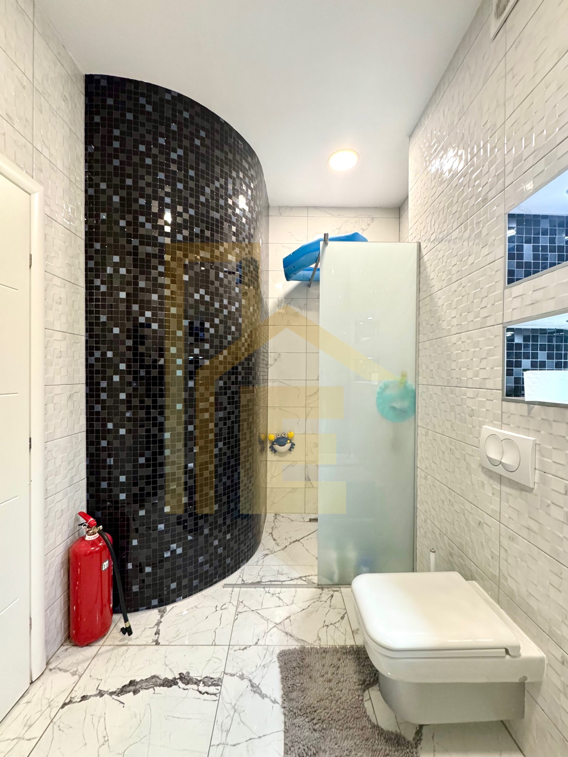 Na prodaju luksuzan trosoban stan u centru grada slika 17