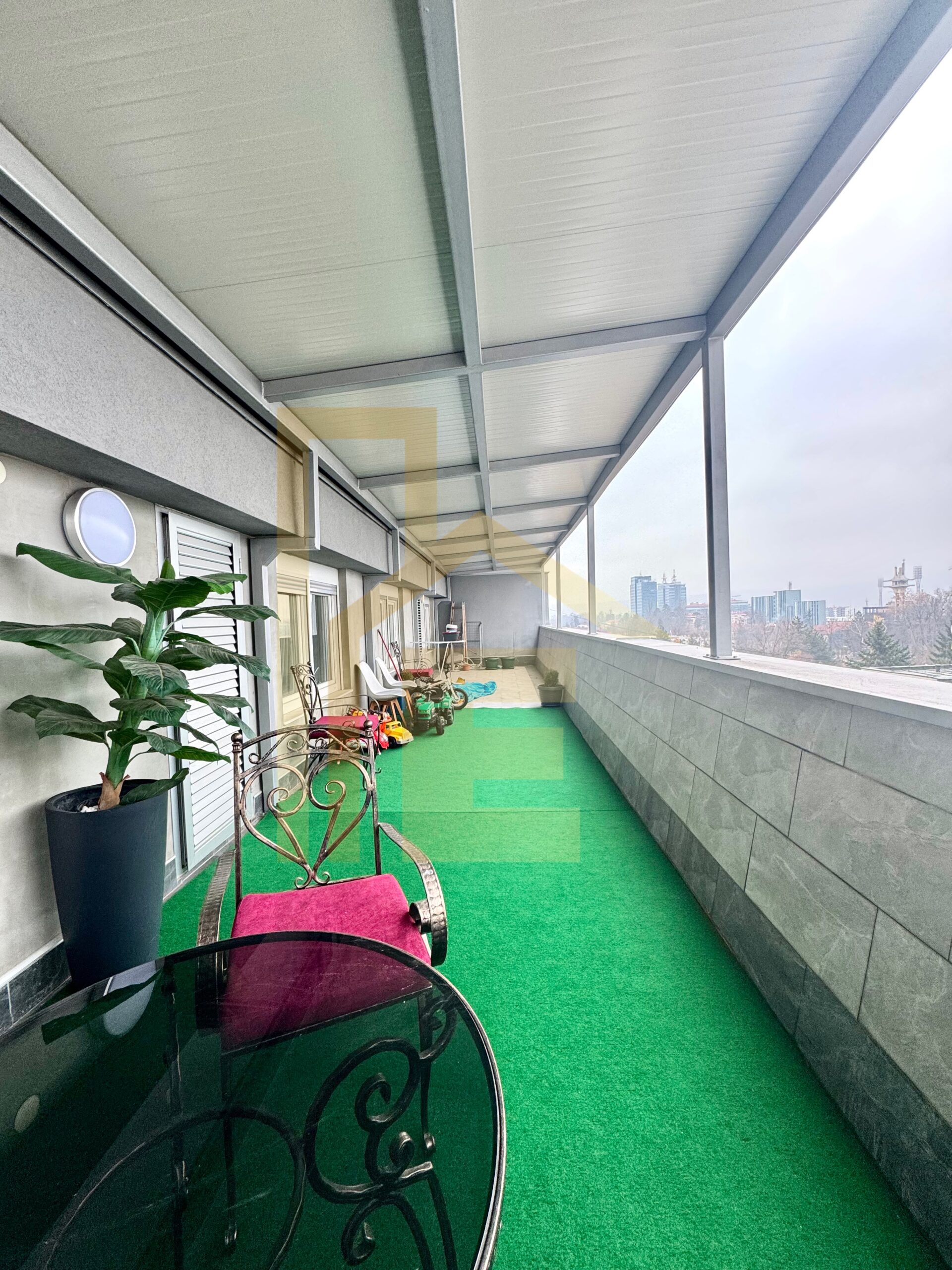 Na prodaju luksuzan trosoban stan u centru grada slika 21