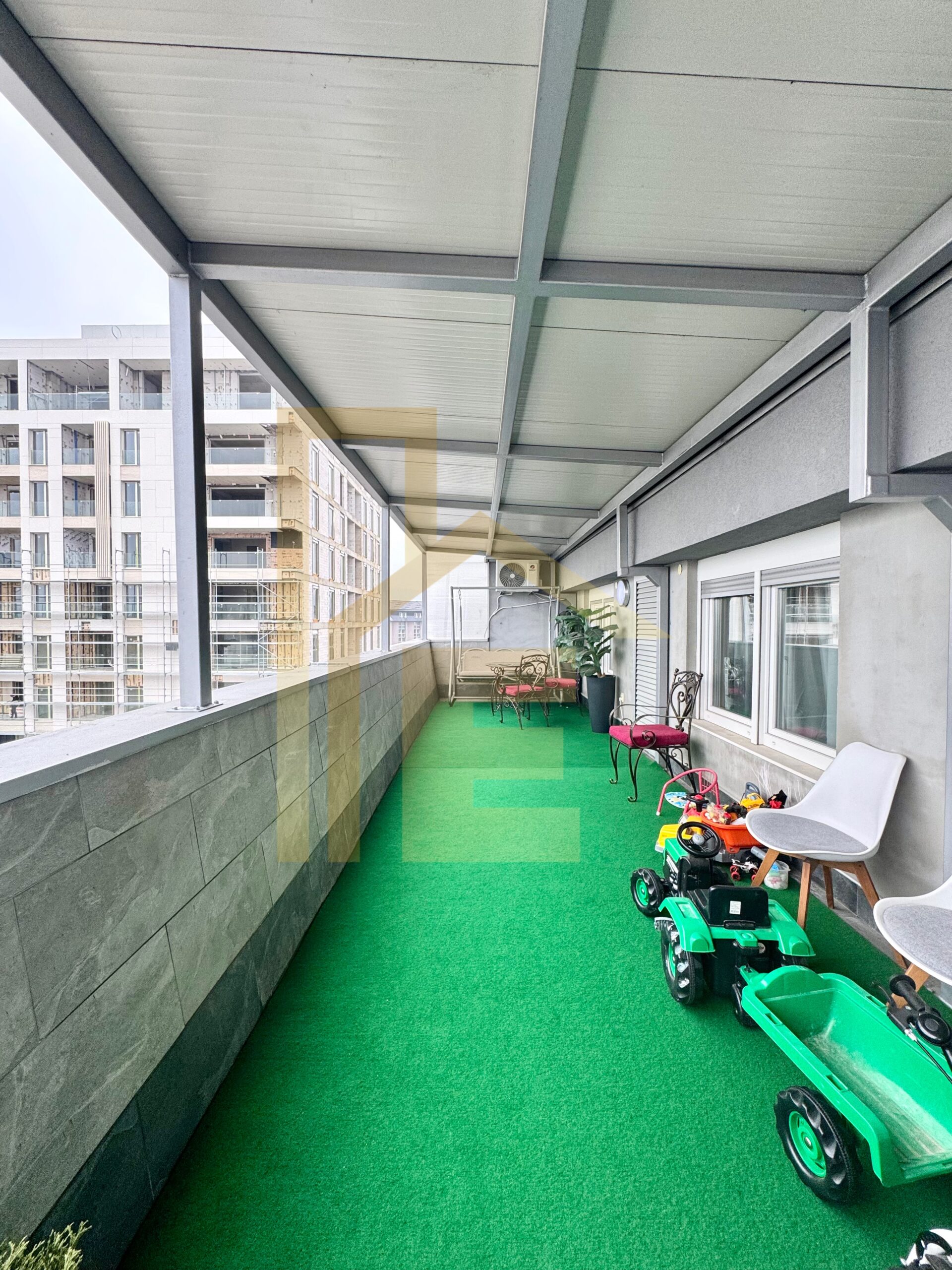 Na prodaju luksuzan trosoban stan u centru grada slika 24