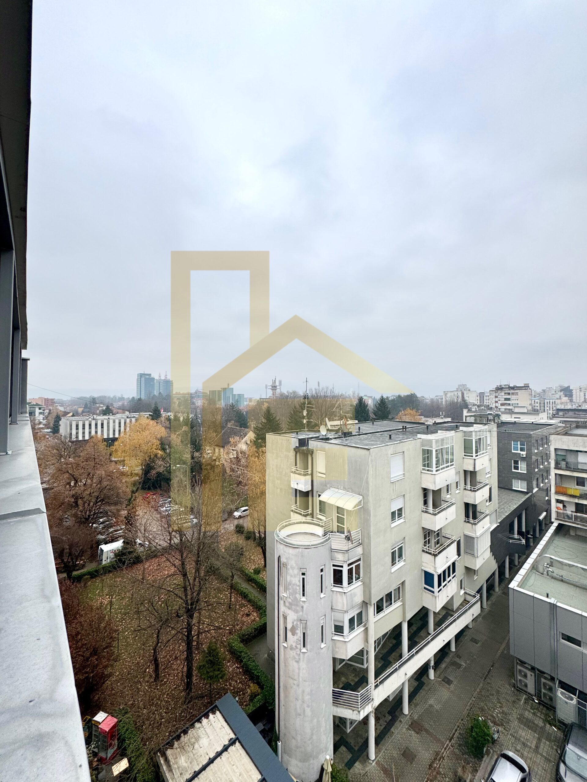 Na prodaju luksuzan trosoban stan u centru grada slika 23