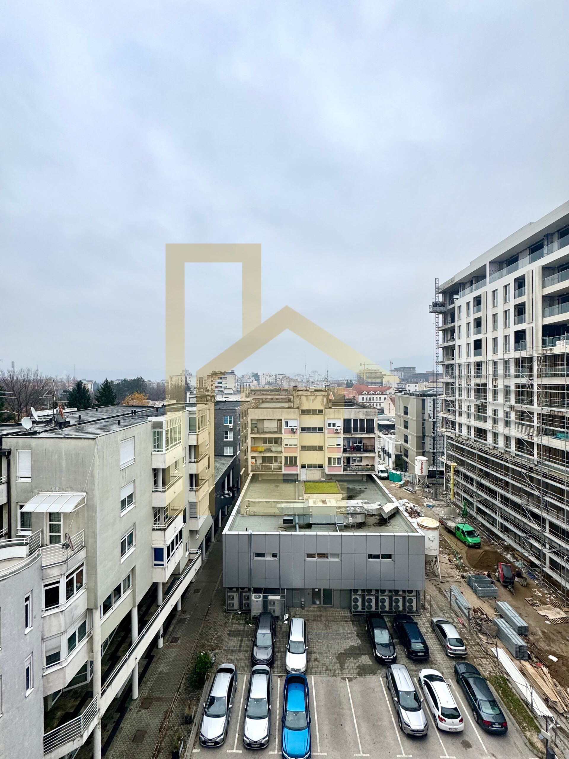 Na prodaju luksuzan trosoban stan u centru grada slika 22