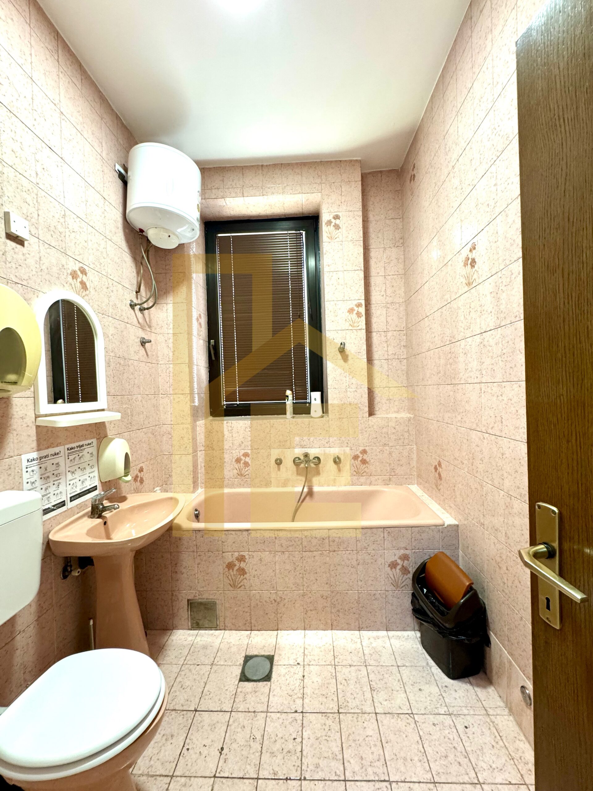 Iznajmljujemo poslovni prostor u centru grada slika 12