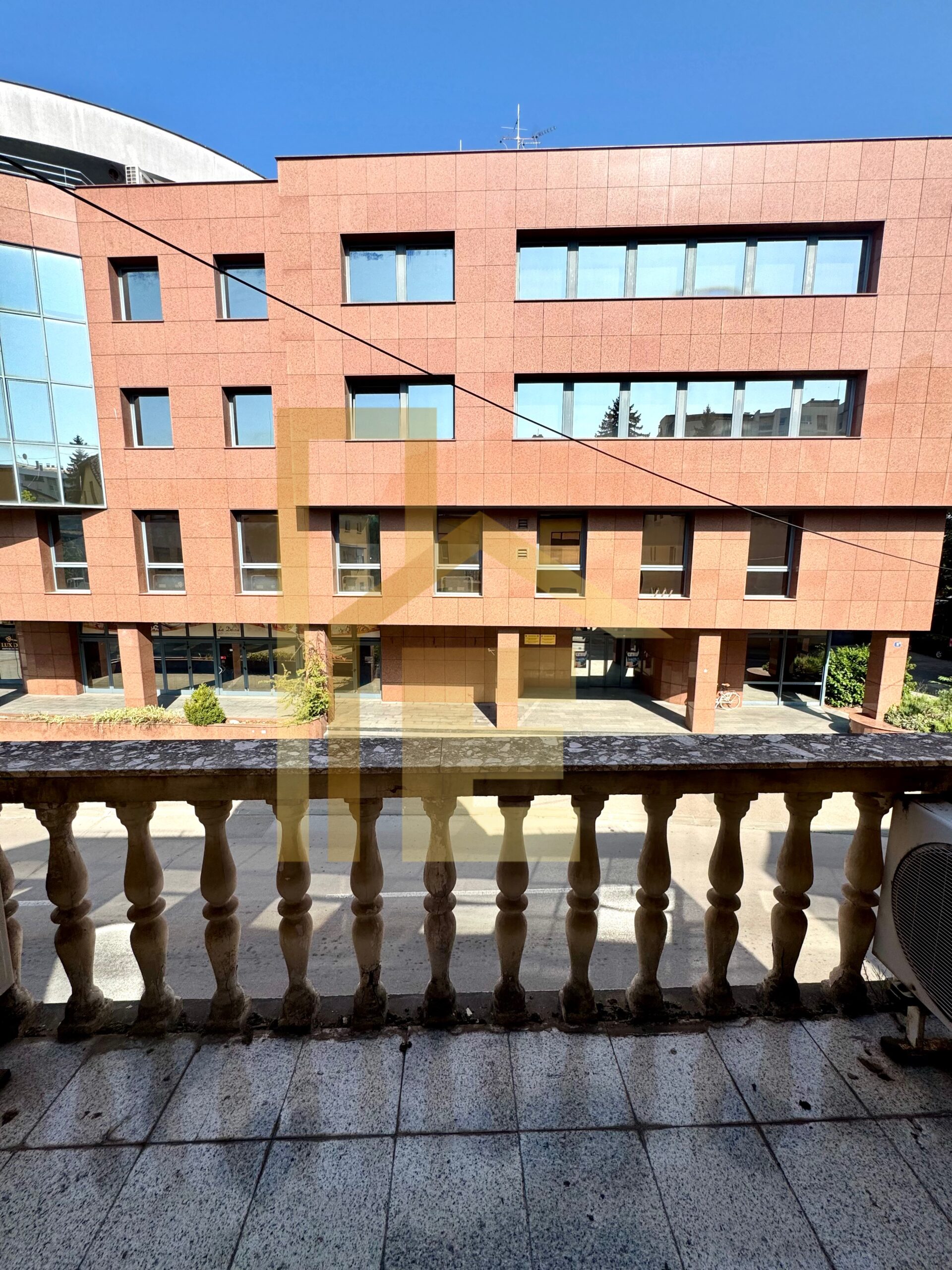 Iznajmljujemo poslovni prostor u centru grada slika 16