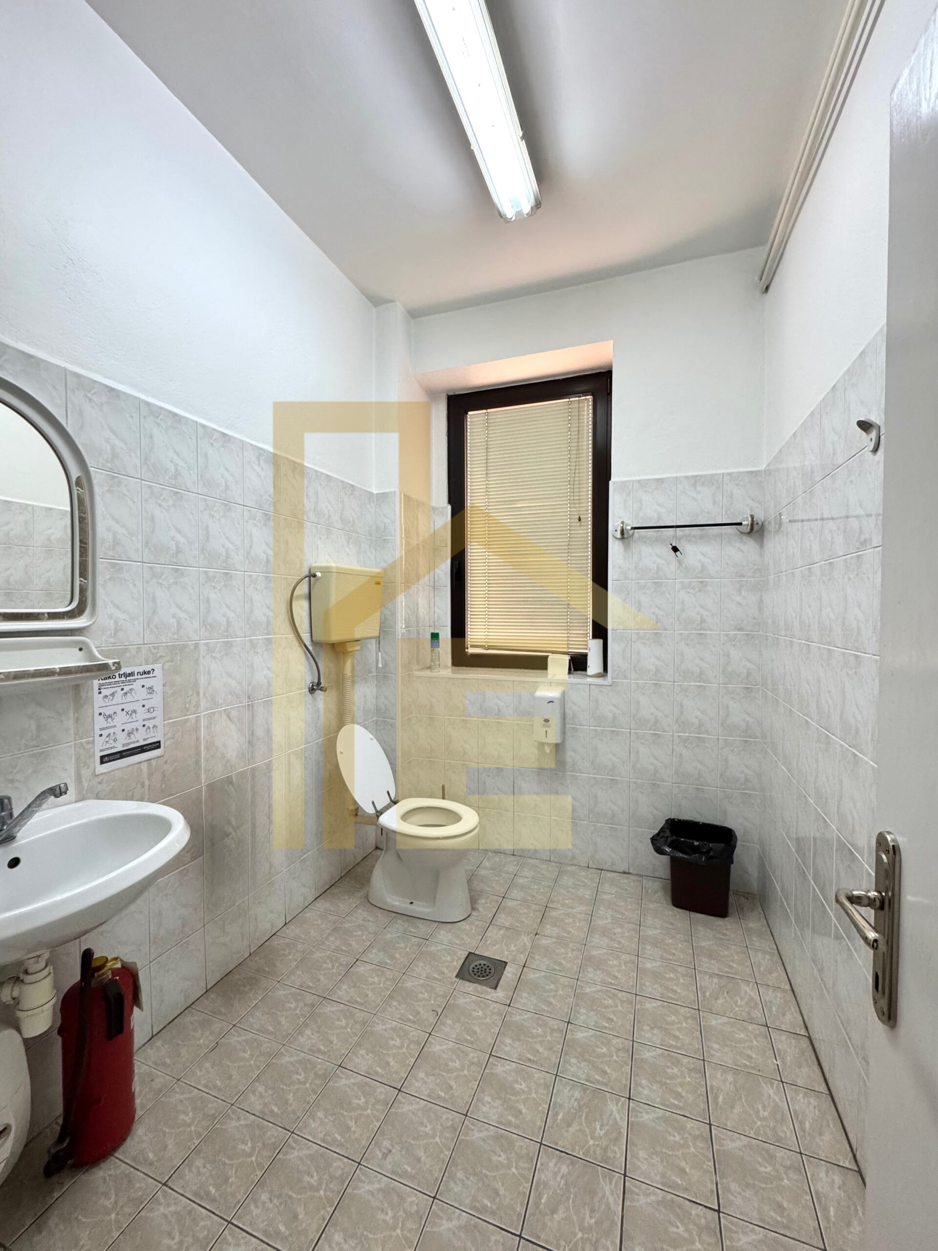 Iznajmljujemo poslovni prostor u centru grada slika 20