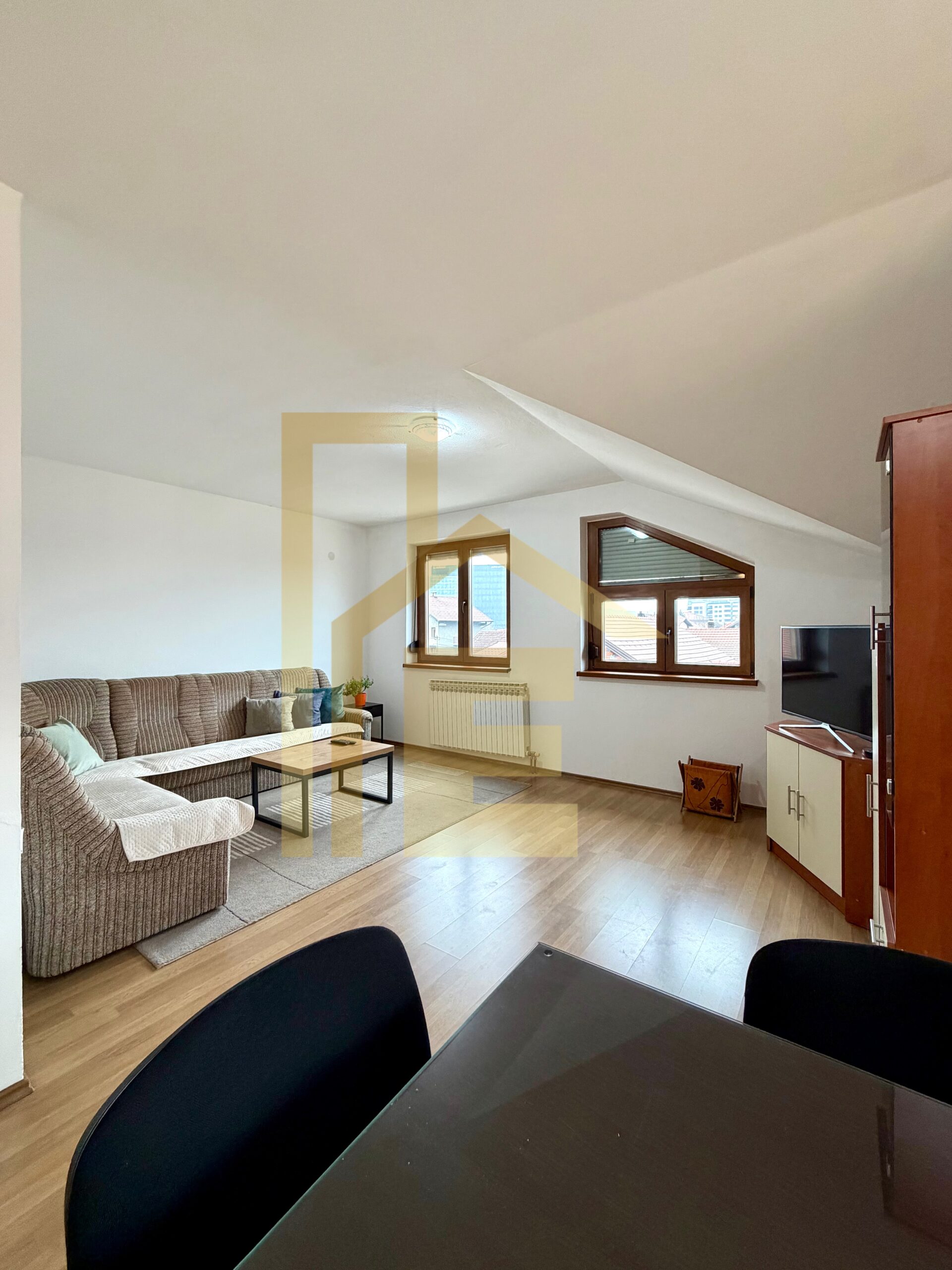 Trosoban stan kod TC Delta, 750 KM SA REŽIJAMA slika 2