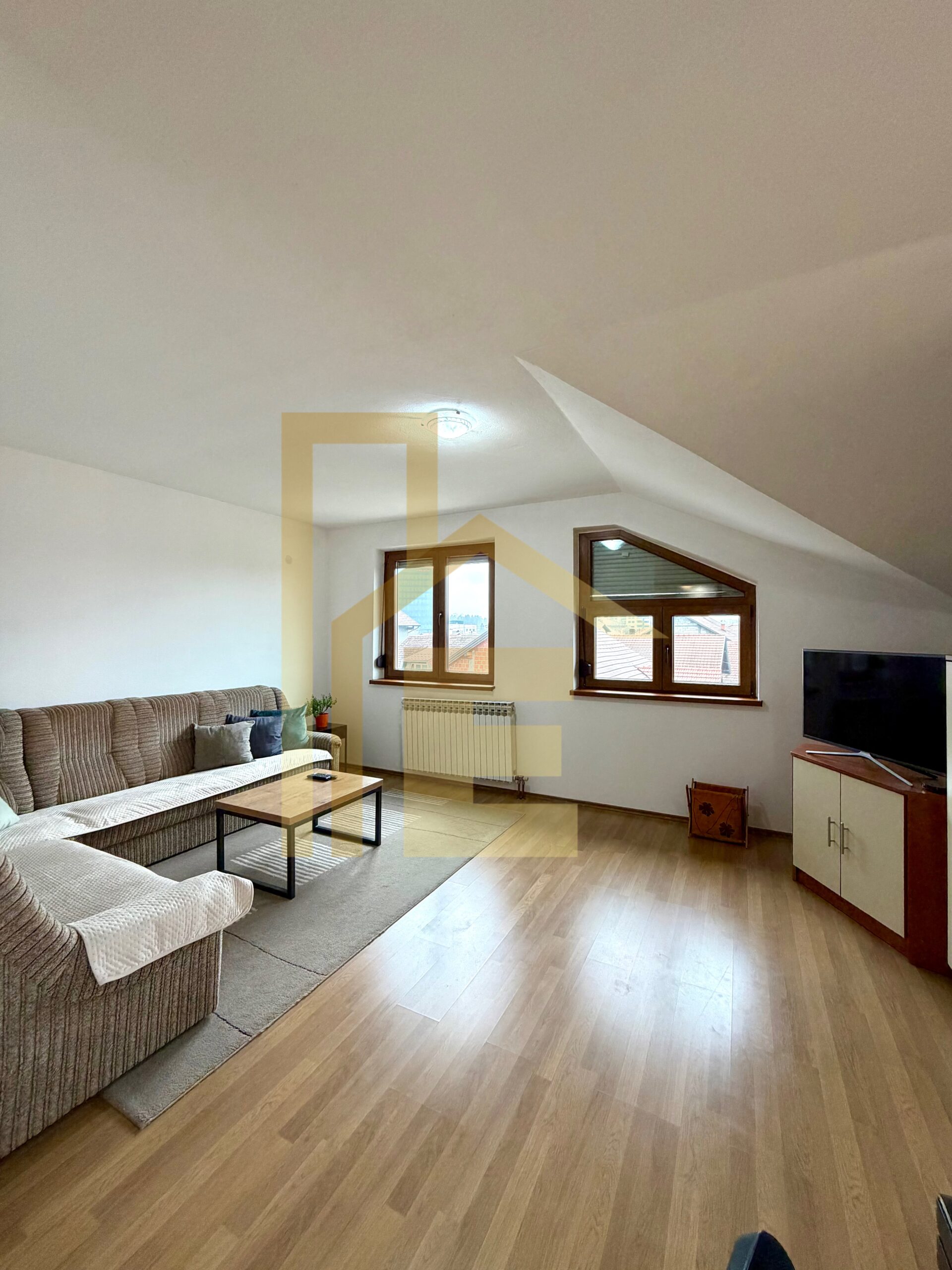 Trosoban stan kod TC Delta, 750 KM SA REŽIJAMA slika 3