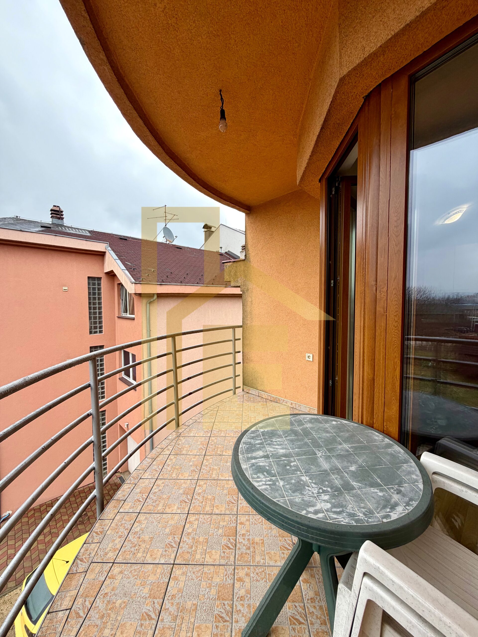 Trosoban stan kod TC Delta, 750 KM SA REŽIJAMA slika 11