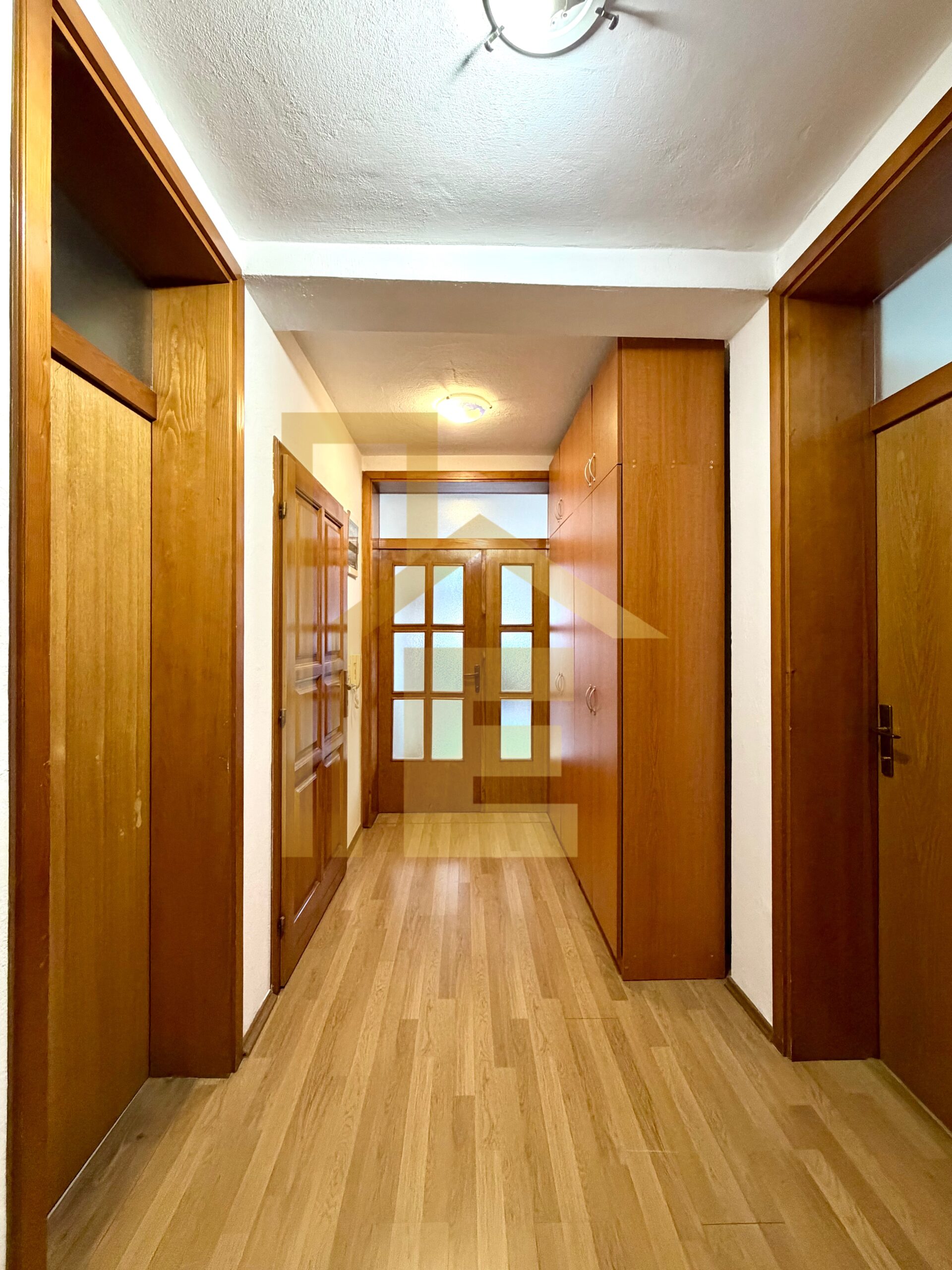 Trosoban stan kod TC Delta, 750 KM SA REŽIJAMA slika 23