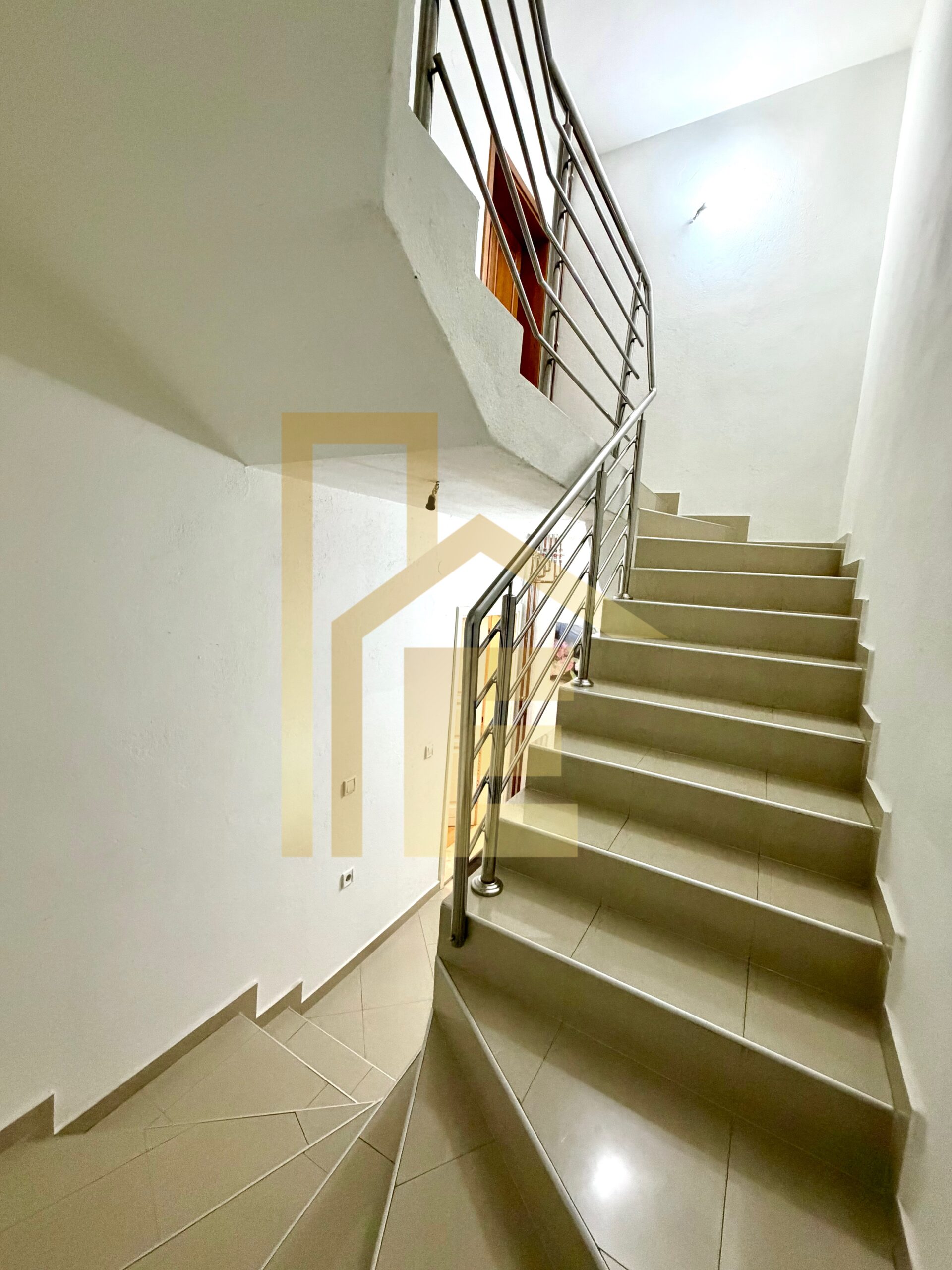 Trosoban stan kod TC Delta, 750 KM SA REŽIJAMA slika 25