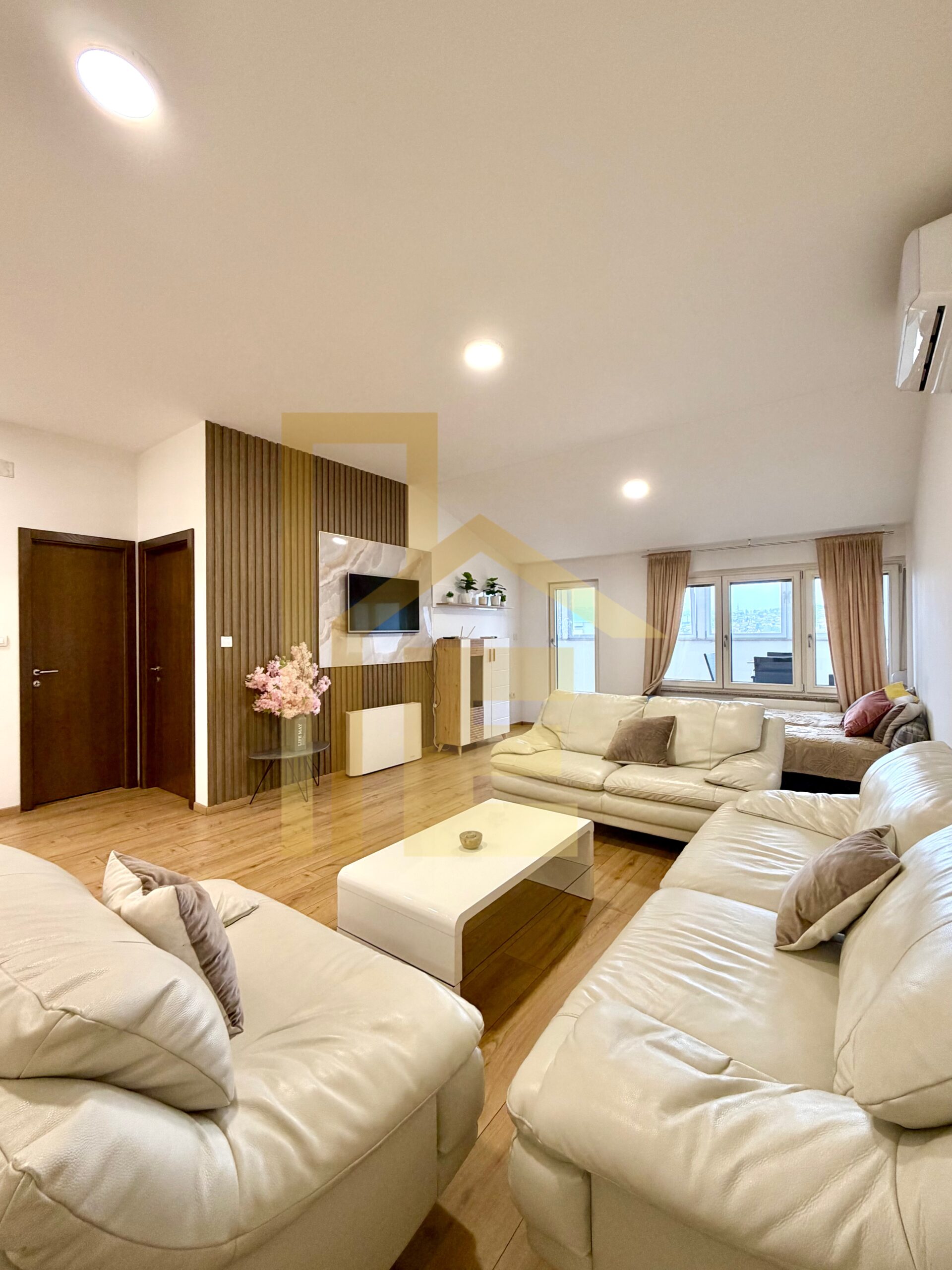 Na prodaju prostran i useljiv dvosoban stan, Centar slika 4