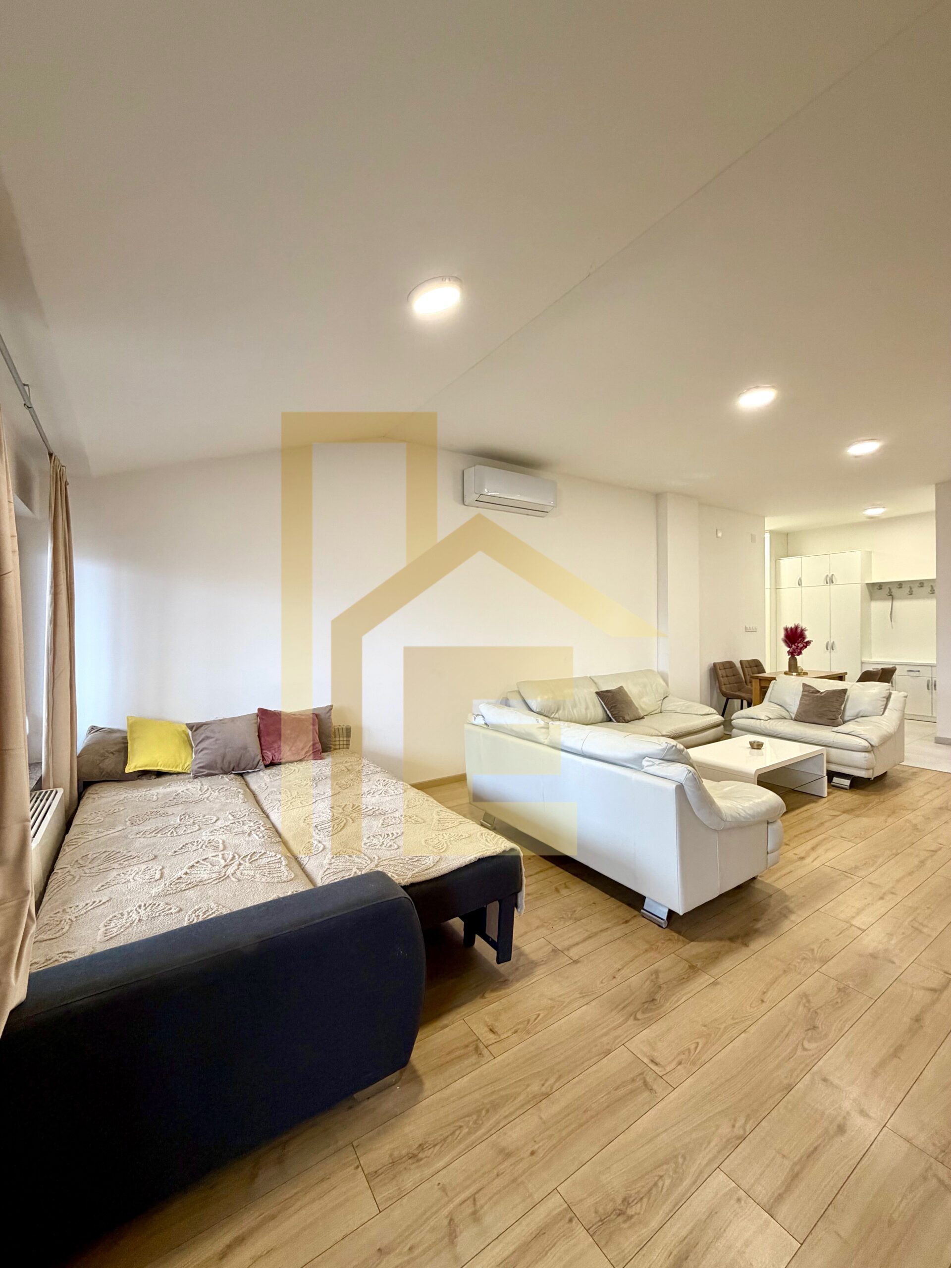 Na prodaju prostran i useljiv dvosoban stan, Centar slika 3