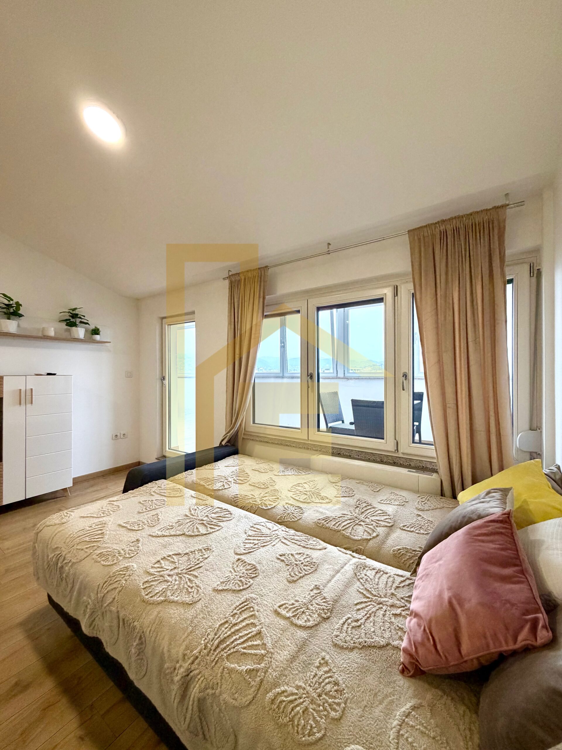 Na prodaju prostran i useljiv dvosoban stan, Centar slika 6