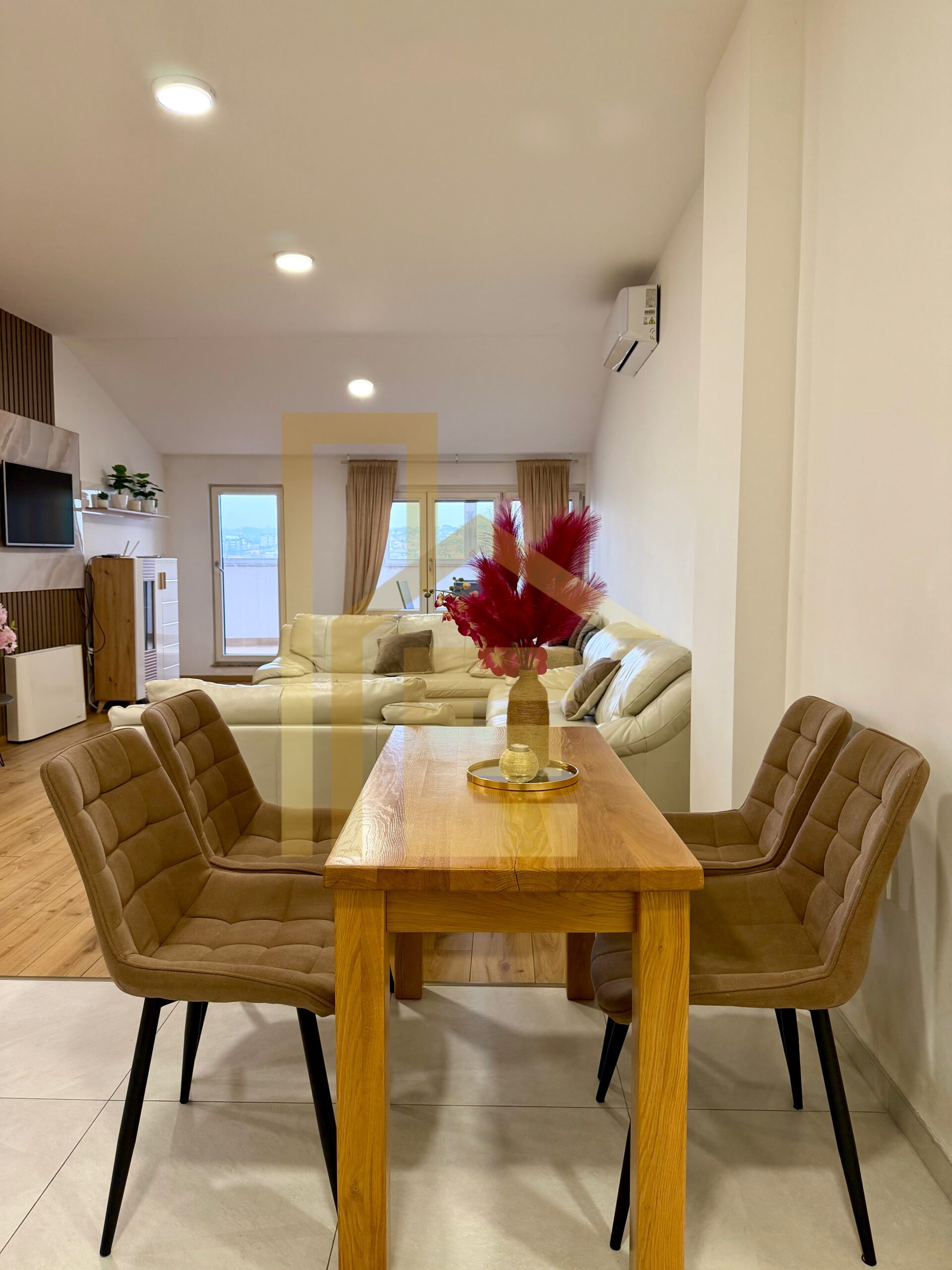 Na prodaju prostran i useljiv dvosoban stan, Centar slika 8