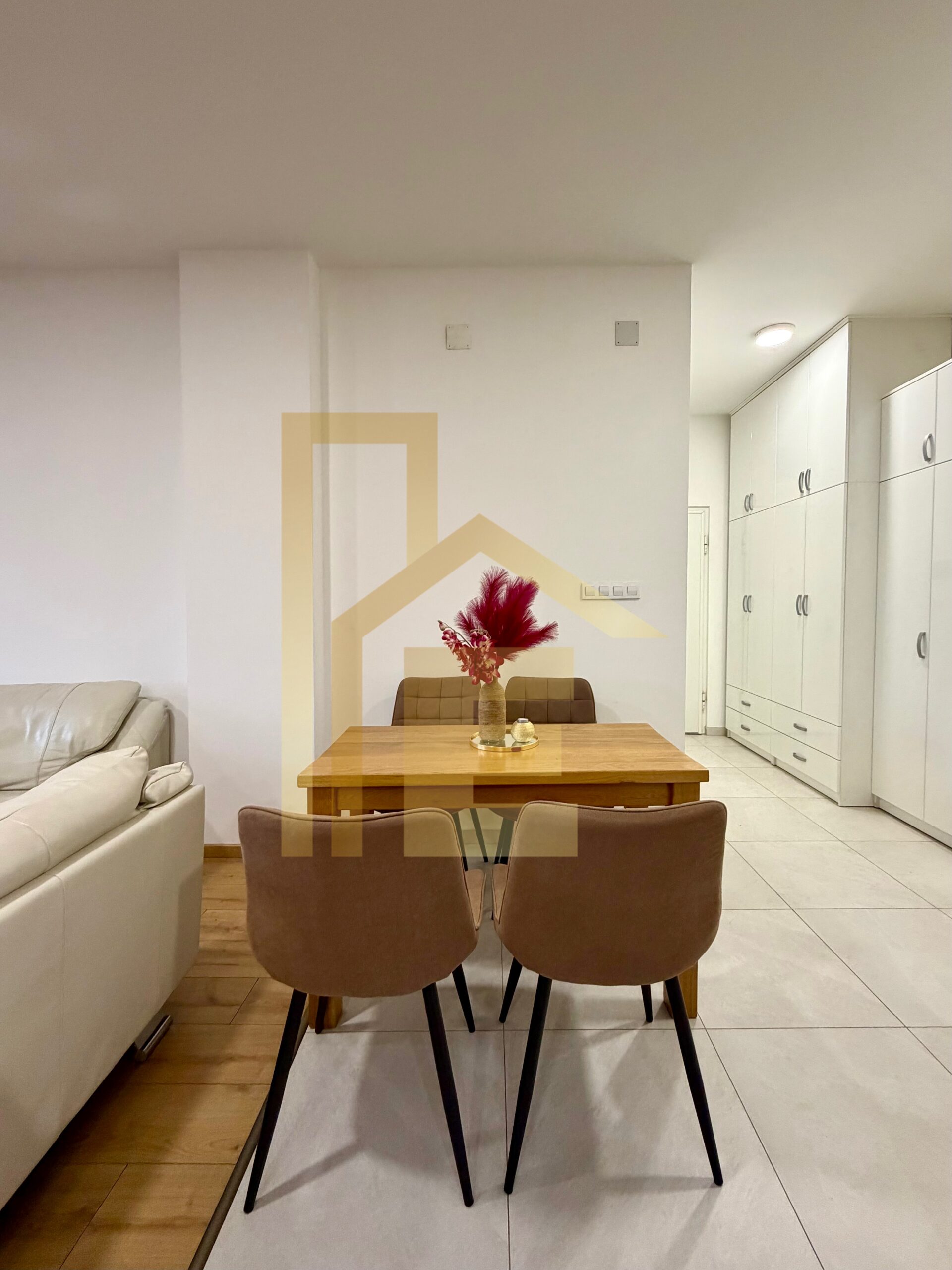 Na prodaju prostran i useljiv dvosoban stan, Centar slika 7