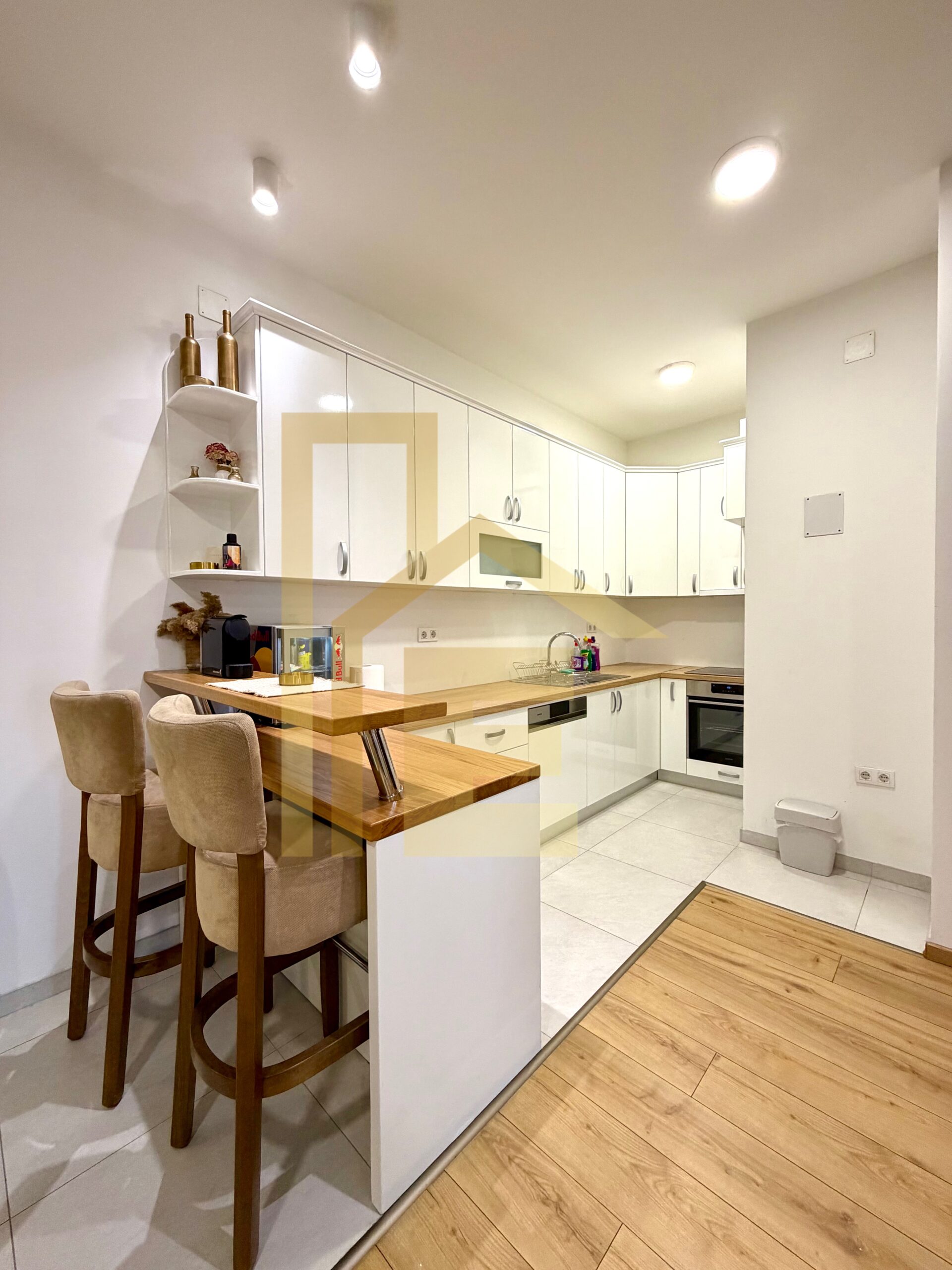 Na prodaju prostran i useljiv dvosoban stan, Centar slika 10