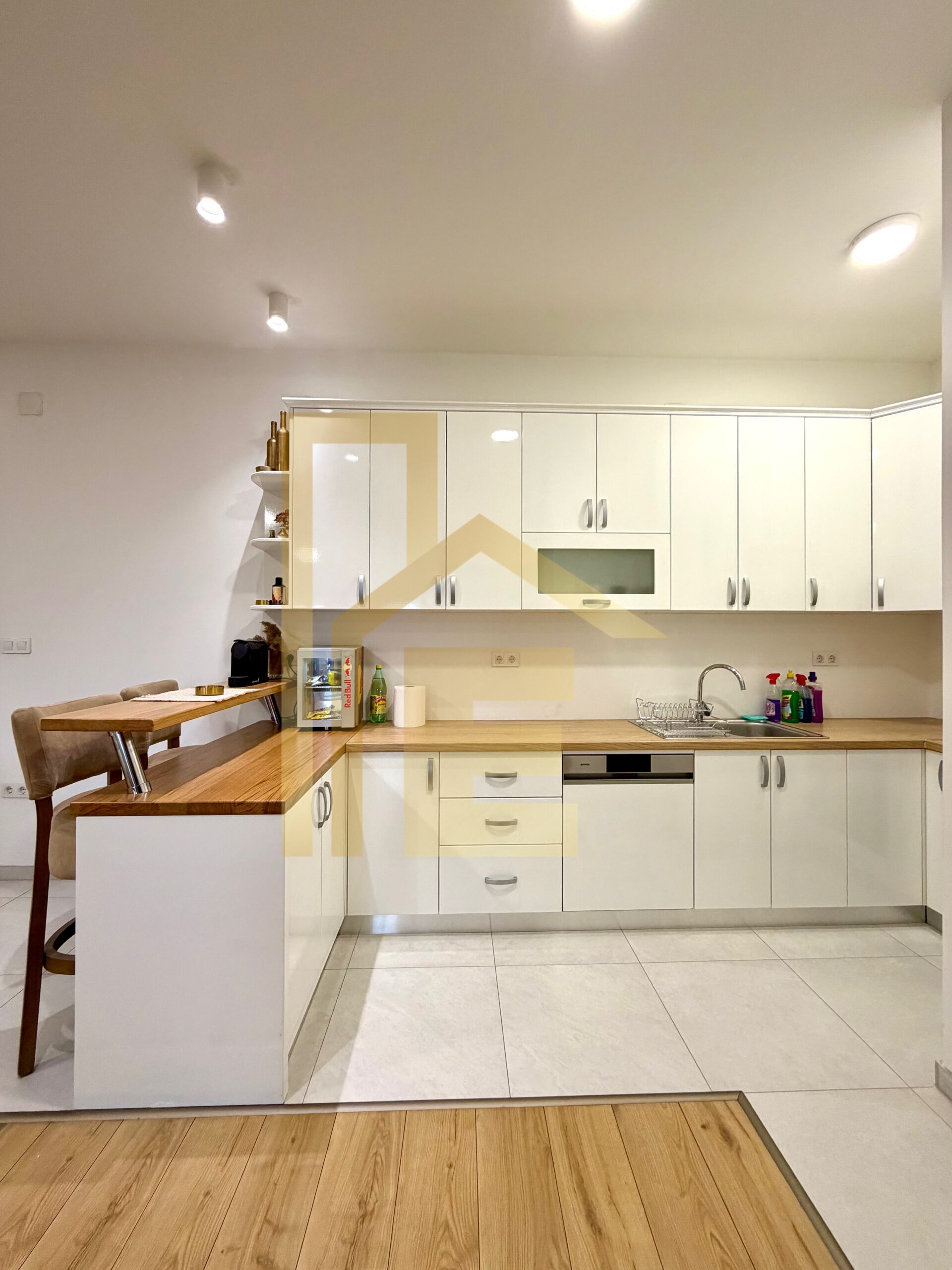 Na prodaju prostran i useljiv dvosoban stan, Centar slika 11