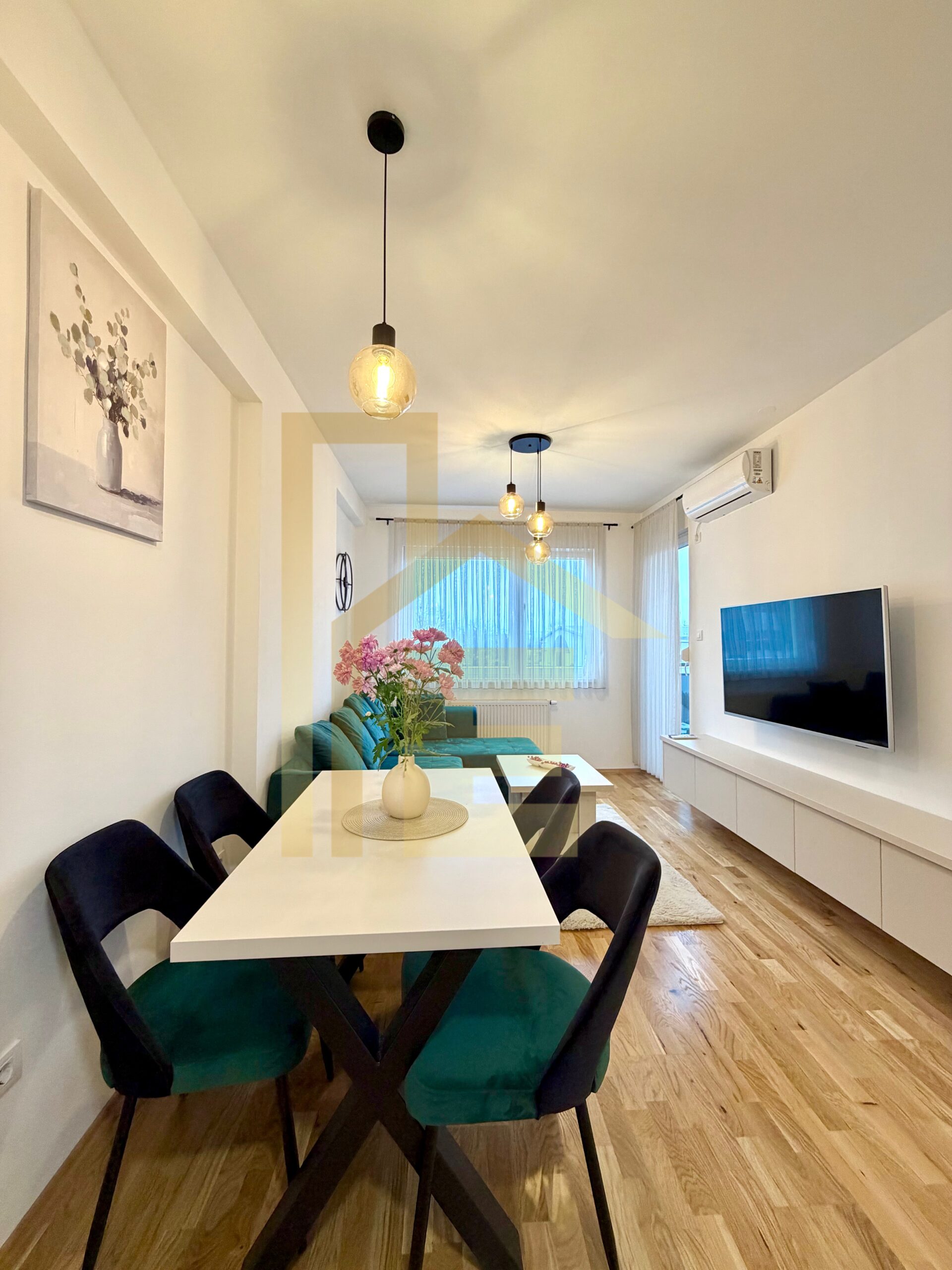 Moderan dvosoban stan sa garažom, naselje Lazarevo slika 4