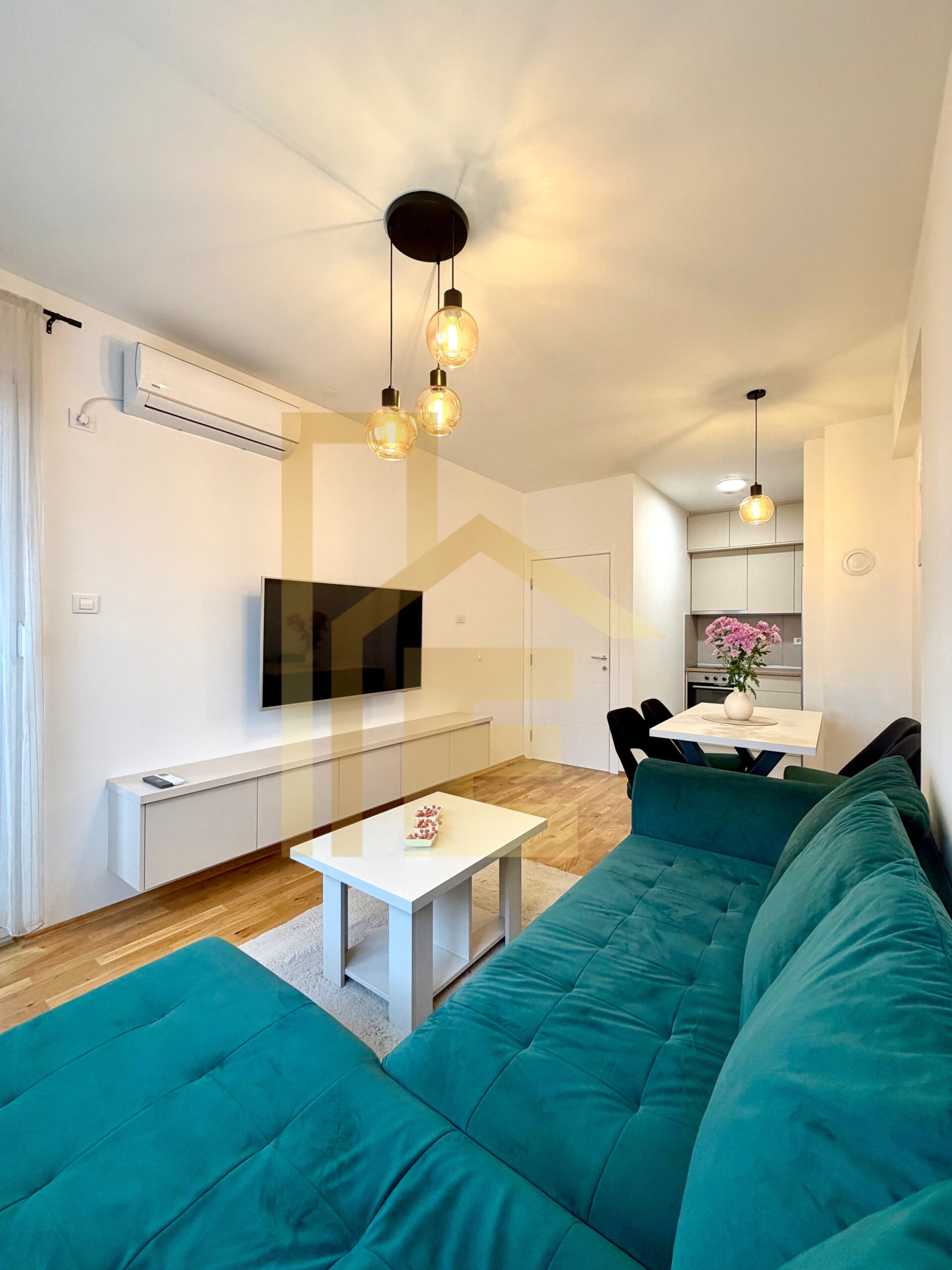 Moderan dvosoban stan sa garažom, naselje Lazarevo slika 8