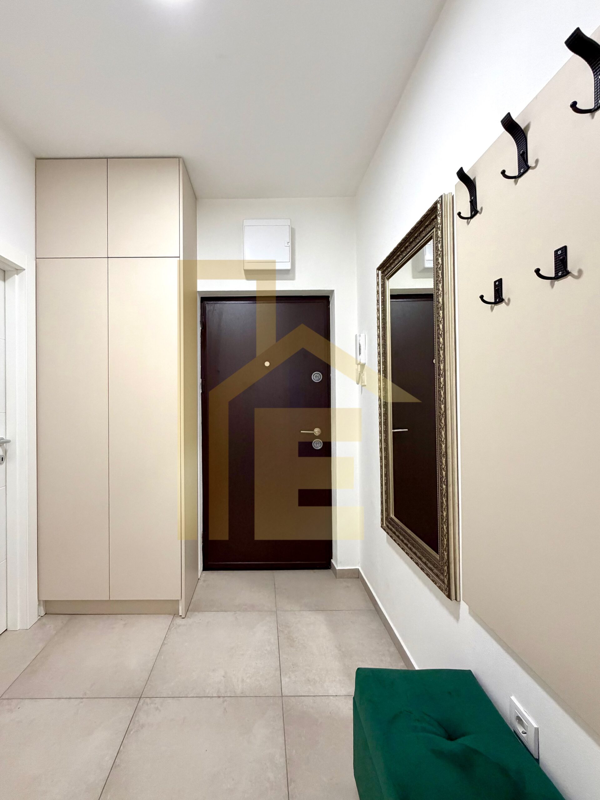 Moderan dvosoban stan sa garažom, naselje Lazarevo slika 11