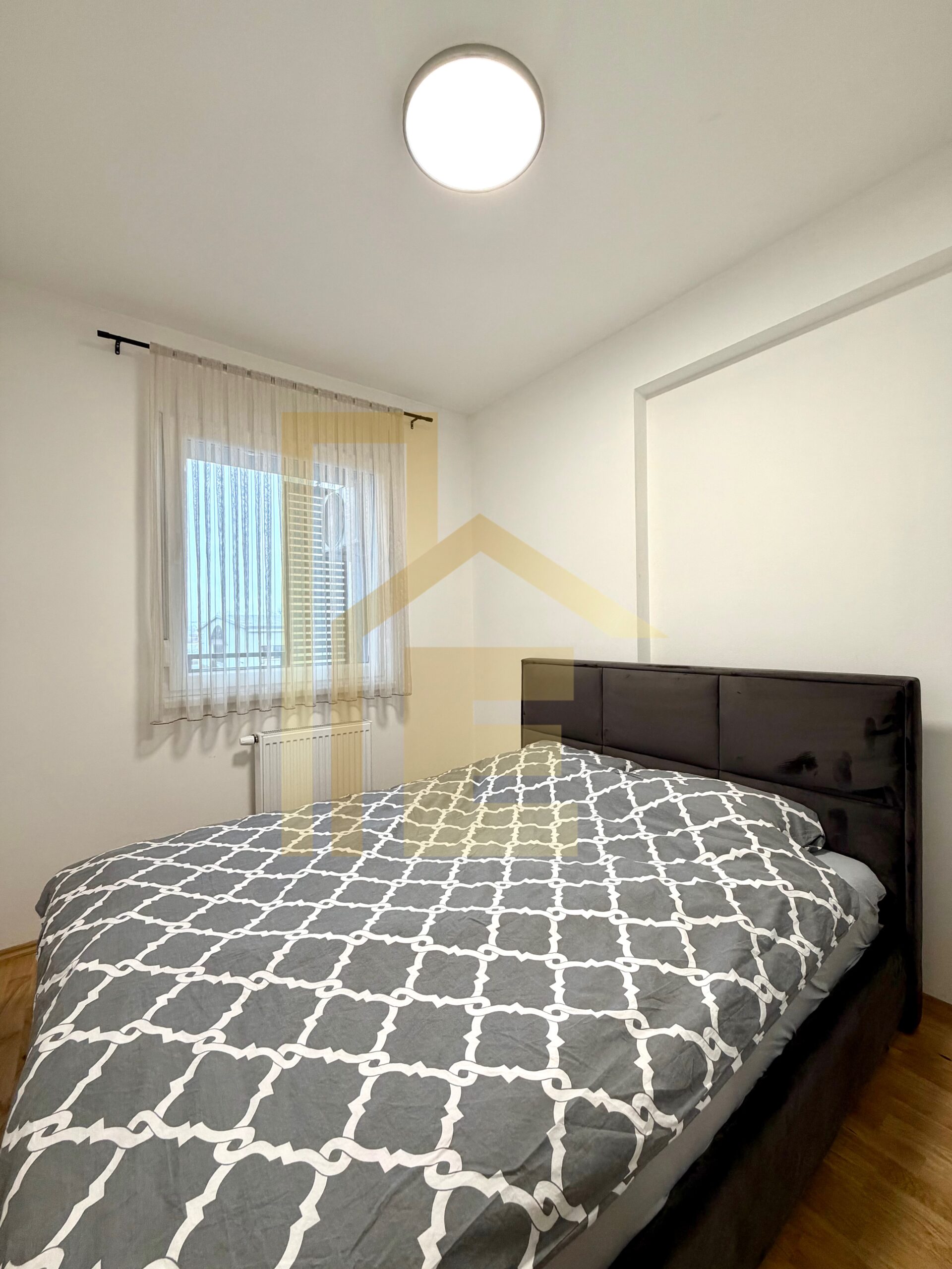 Moderan dvosoban stan sa garažom, naselje Lazarevo slika 14