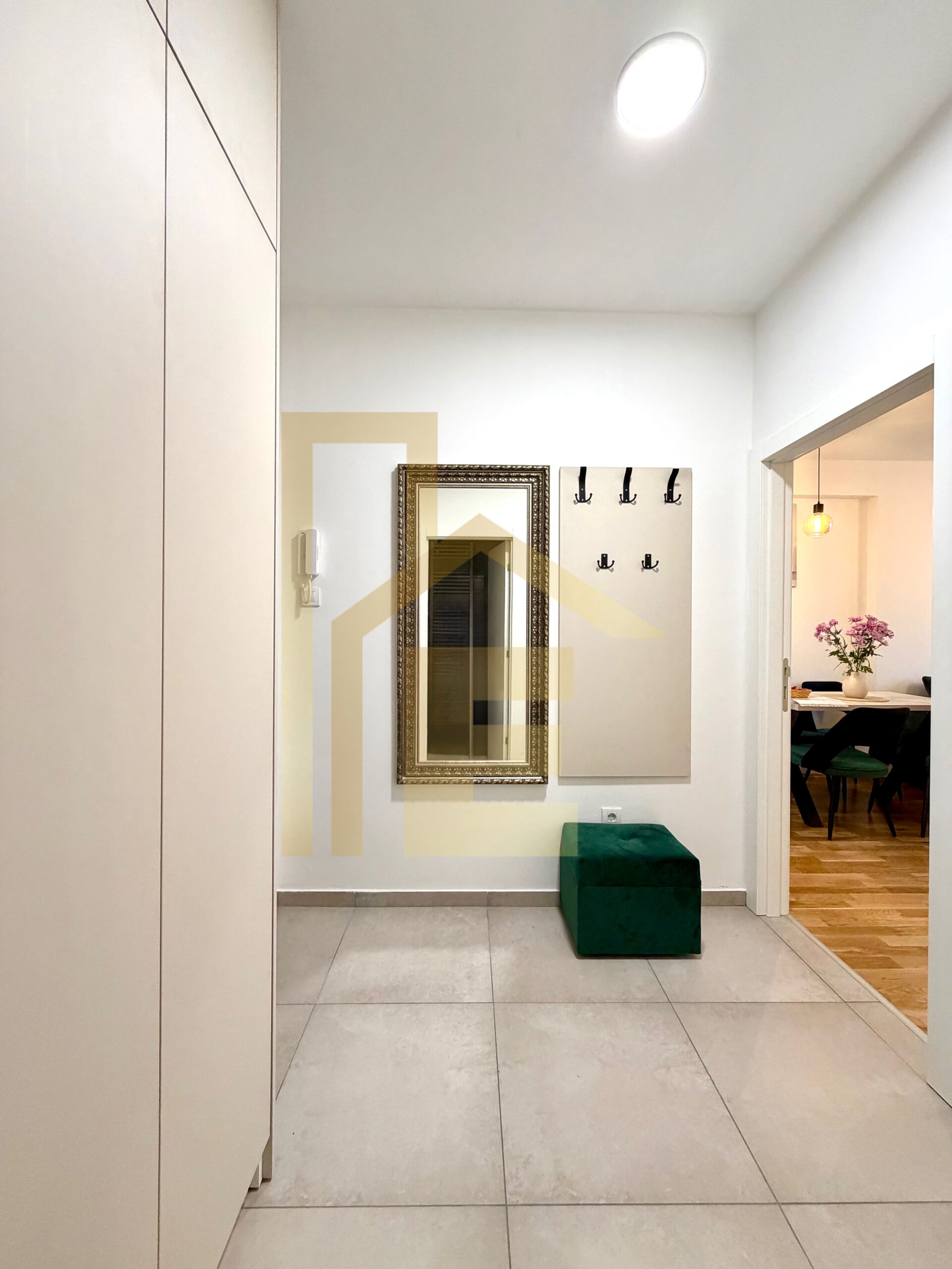 Moderan dvosoban stan sa garažom, naselje Lazarevo slika 15