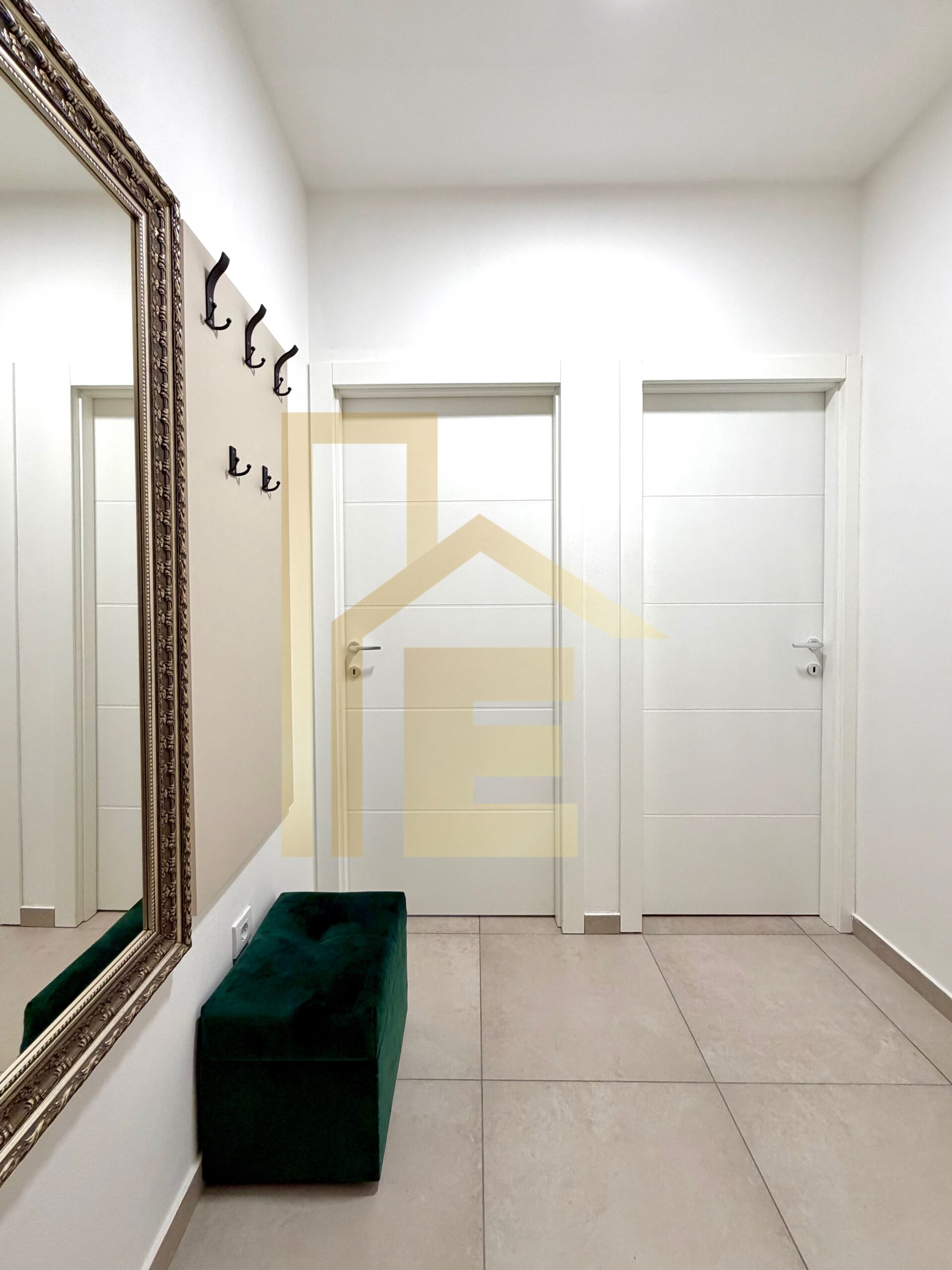 Moderan dvosoban stan sa garažom, naselje Lazarevo slika 18